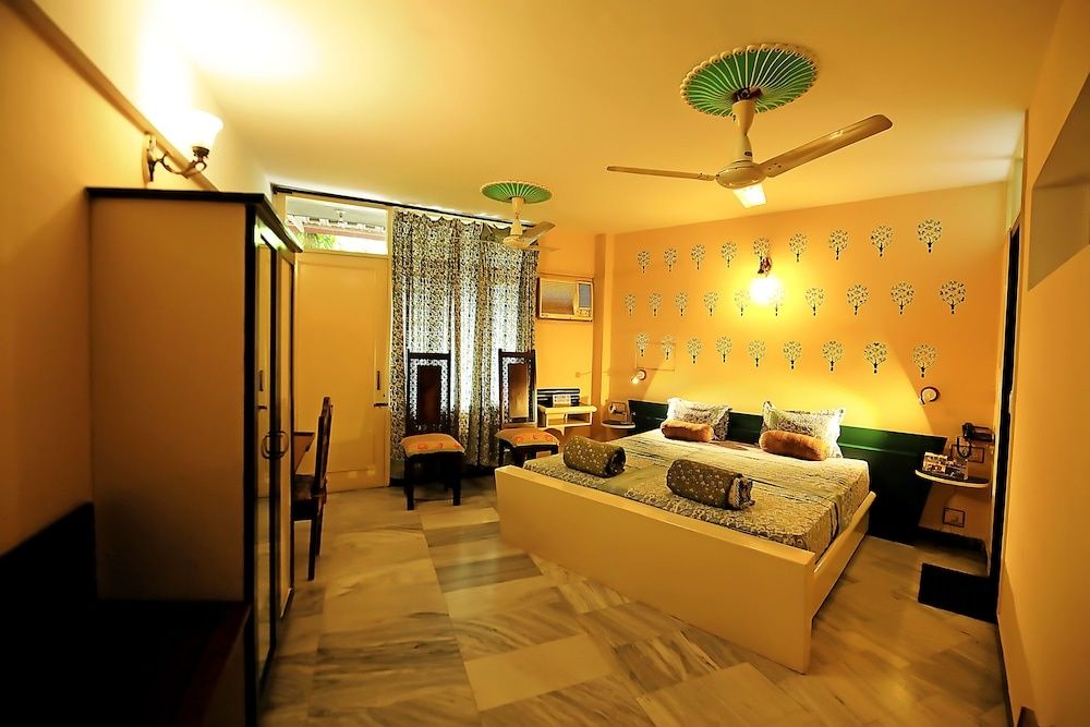 Jaipur Inn Deluxe Room 9