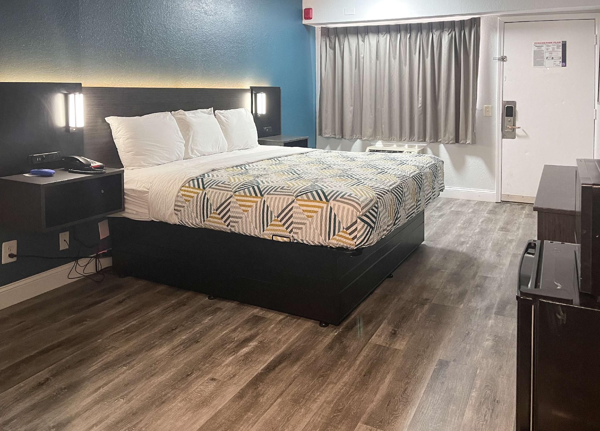 1 King Bed | ADA/RI Shower