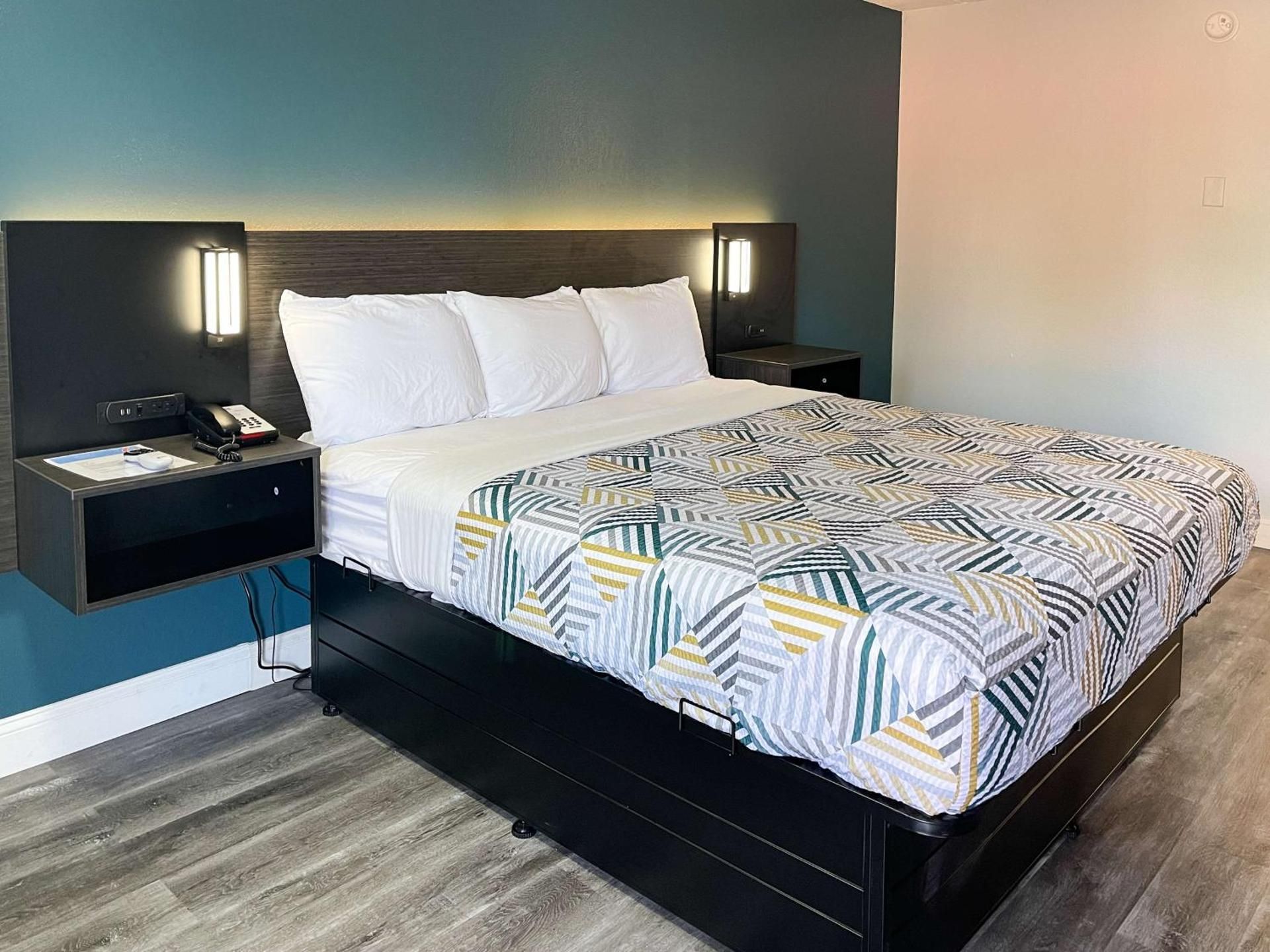 1 King Bed | ADA/RI Shower