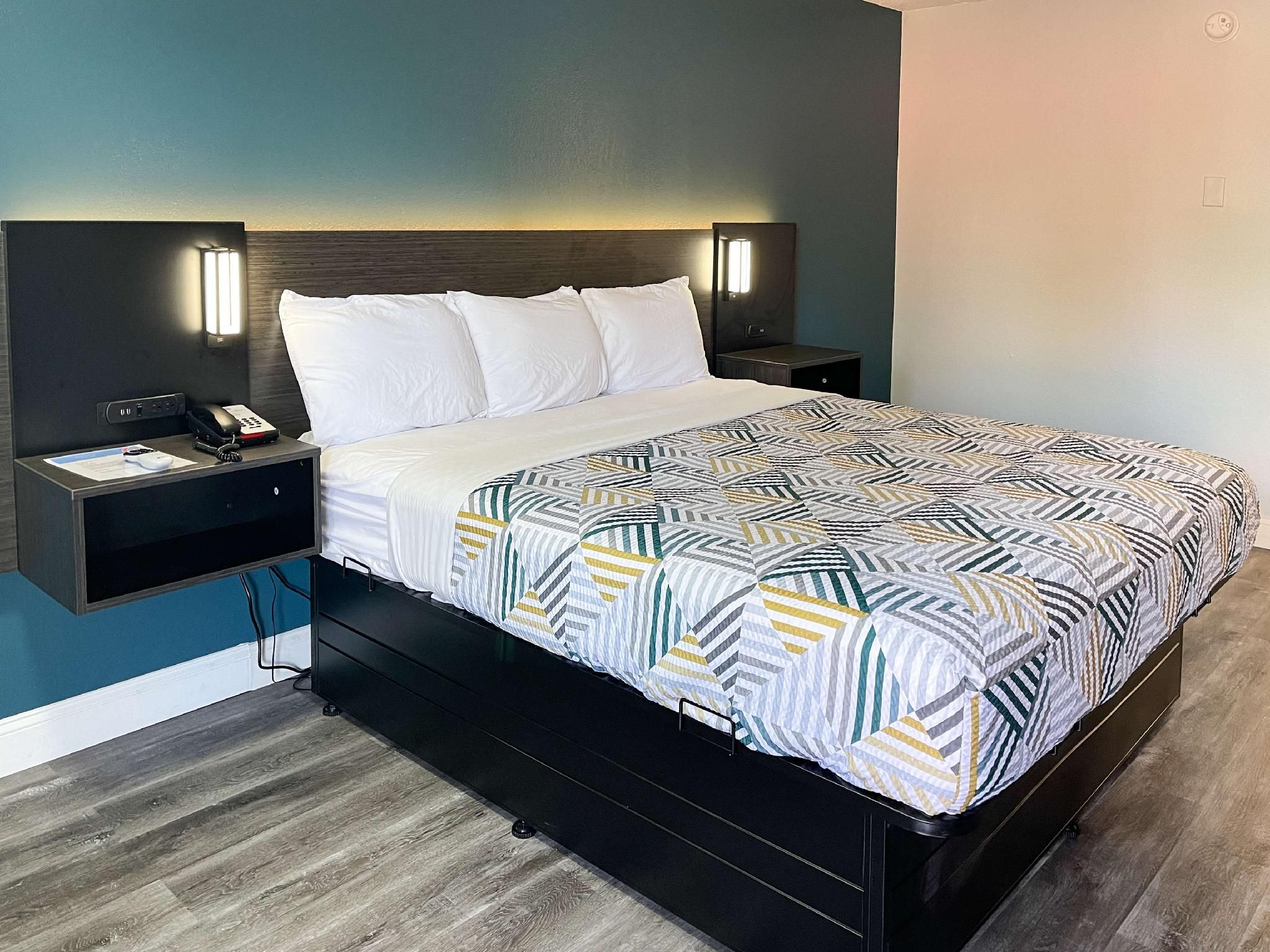 1 King Bed | Hearing Accessible