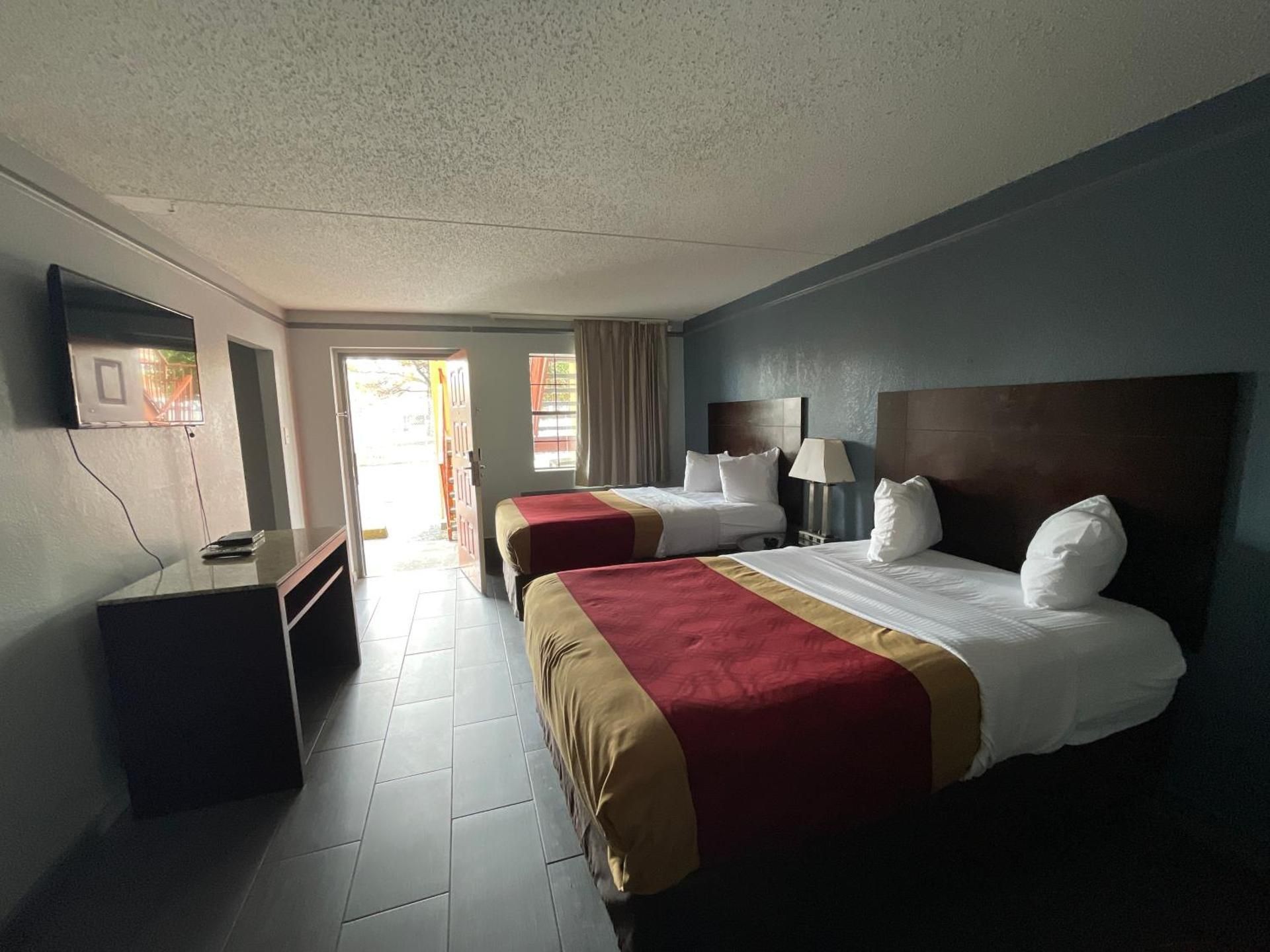 Deluxe Double Room (2 Adults + 1 Child)