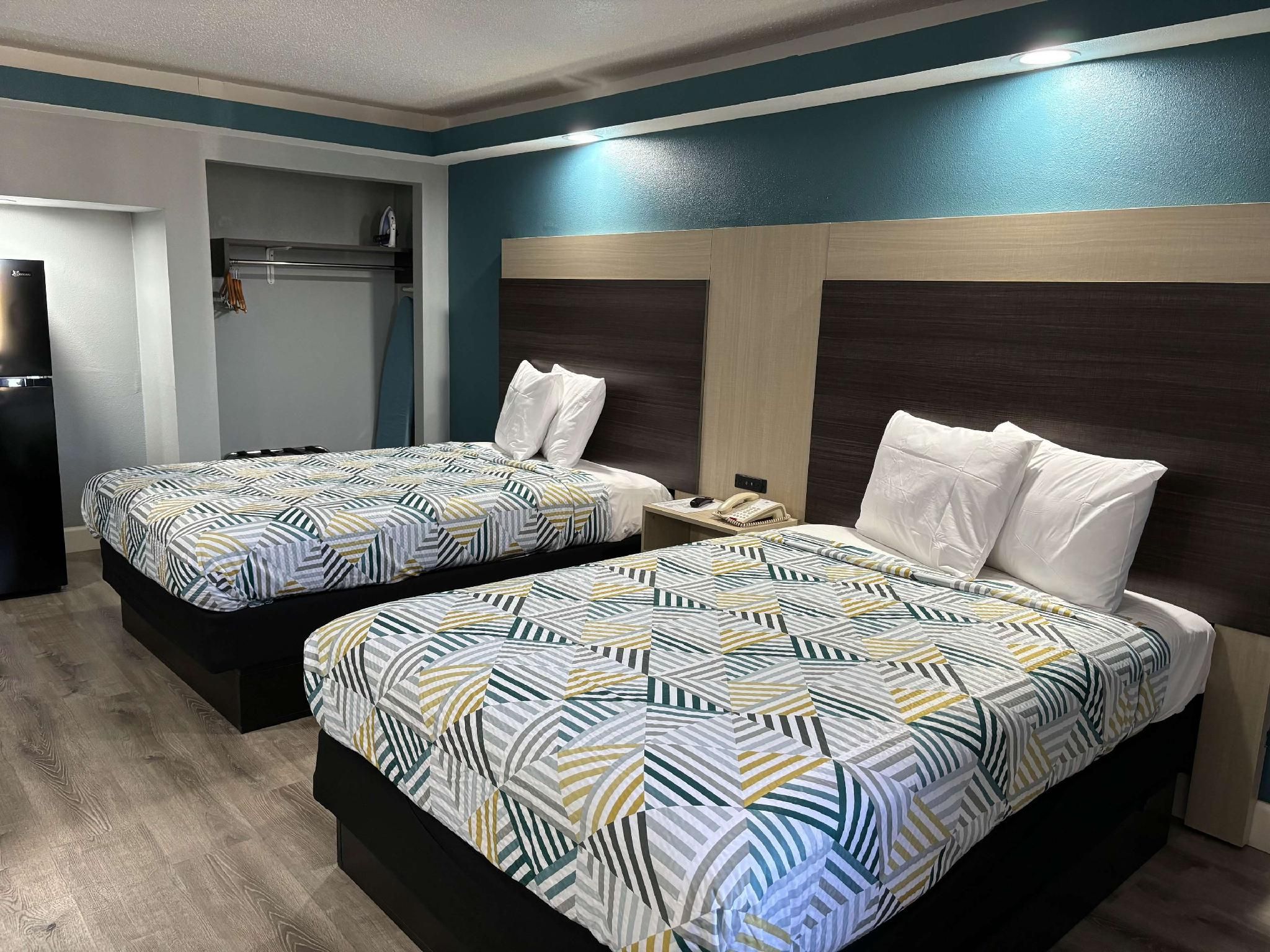 2 Queen Beds | Suite, Smoking, Micfridge