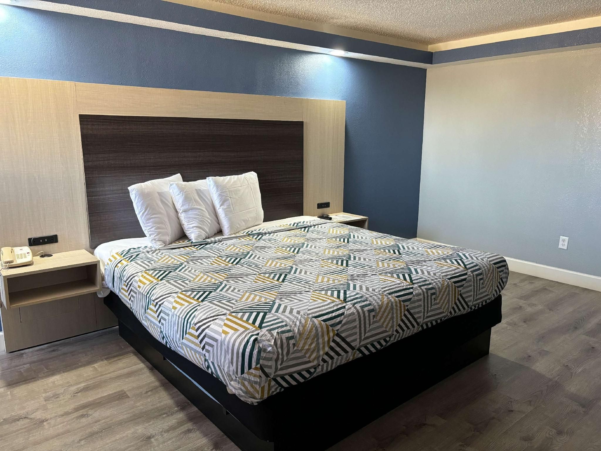 1 King Bed | Suite, Smoking, Micfridge