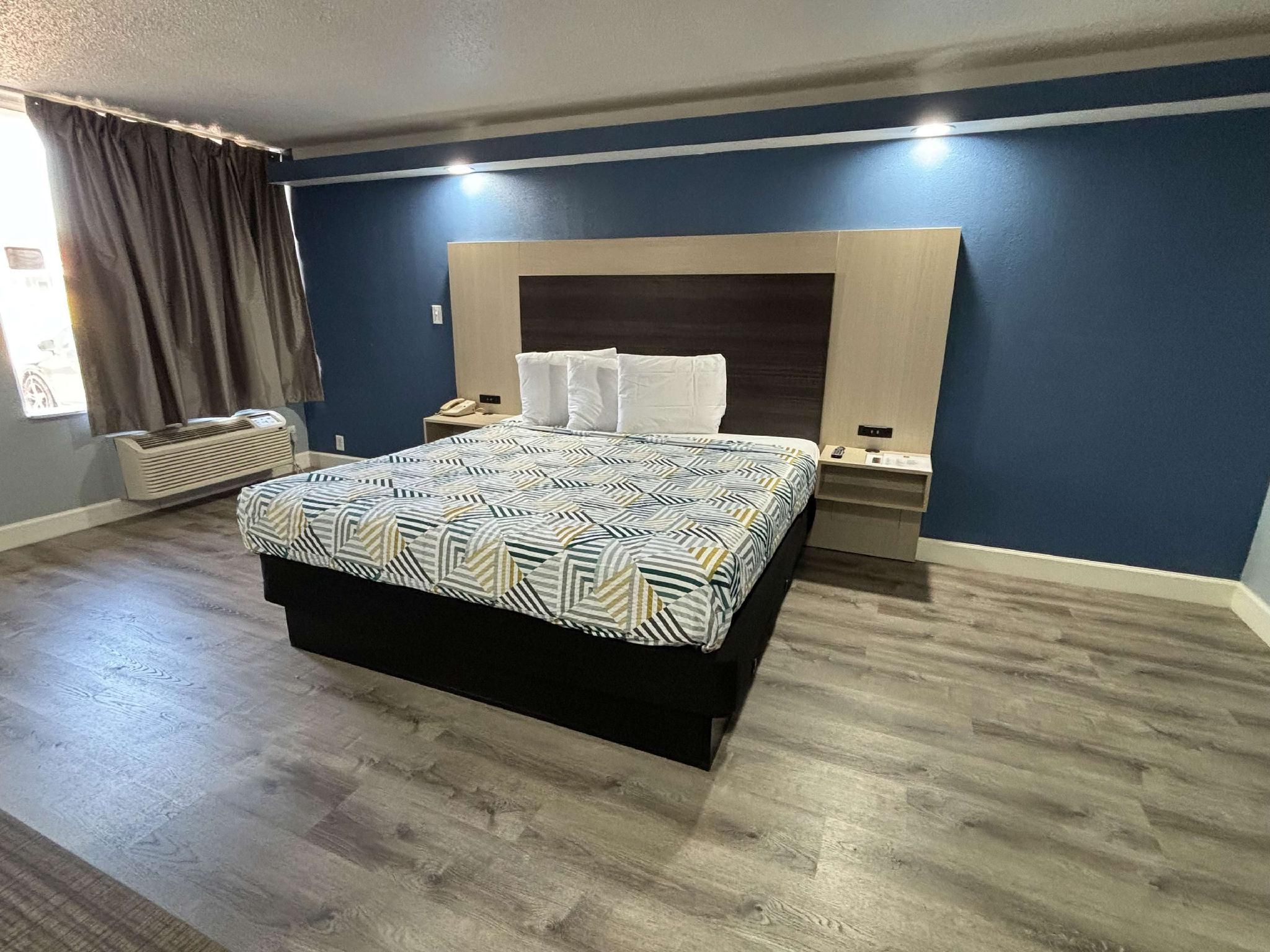 1 King Bed | Smoking, Hot Tub, Micfridge