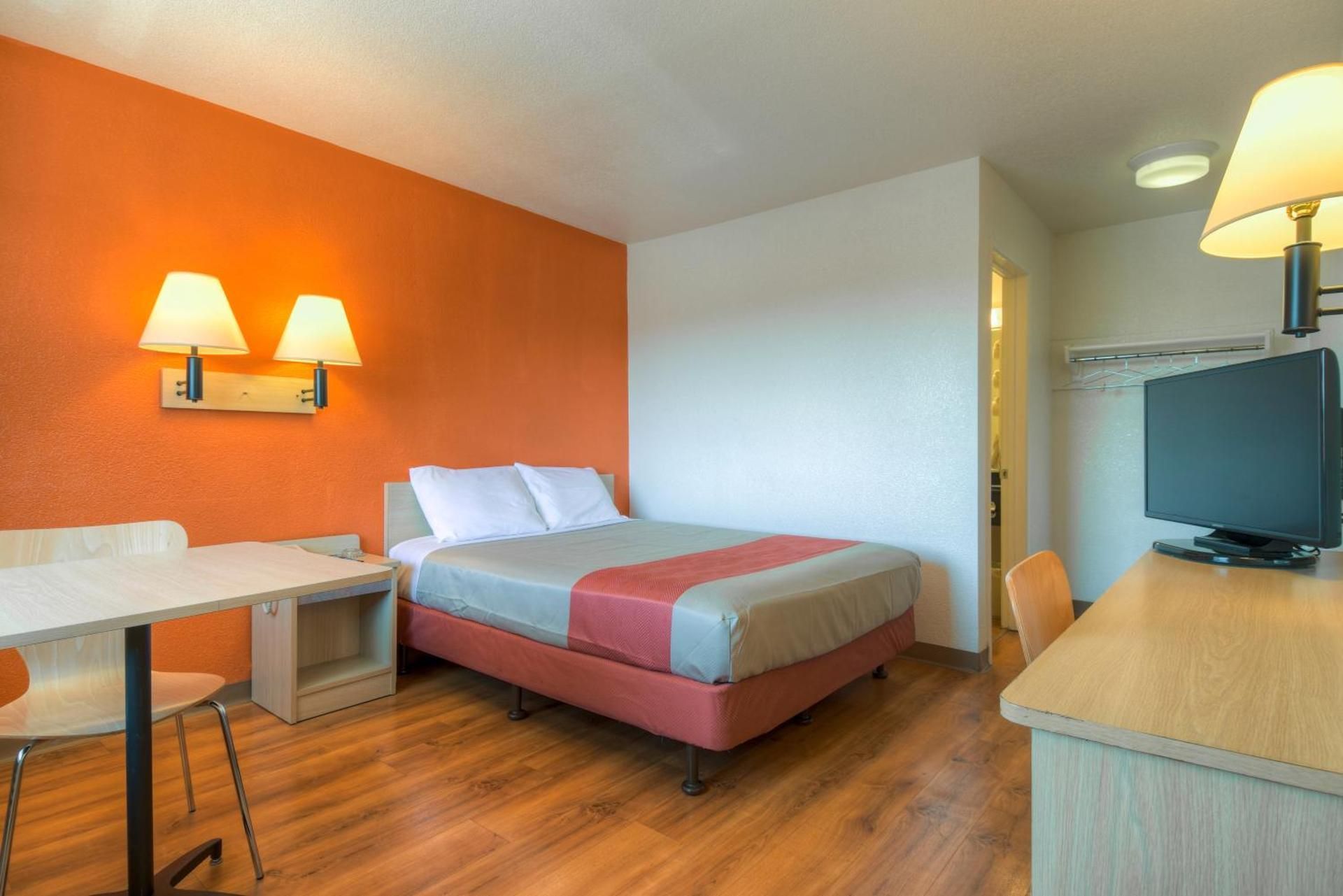 Deluxe Queen Room - Non-Smoking