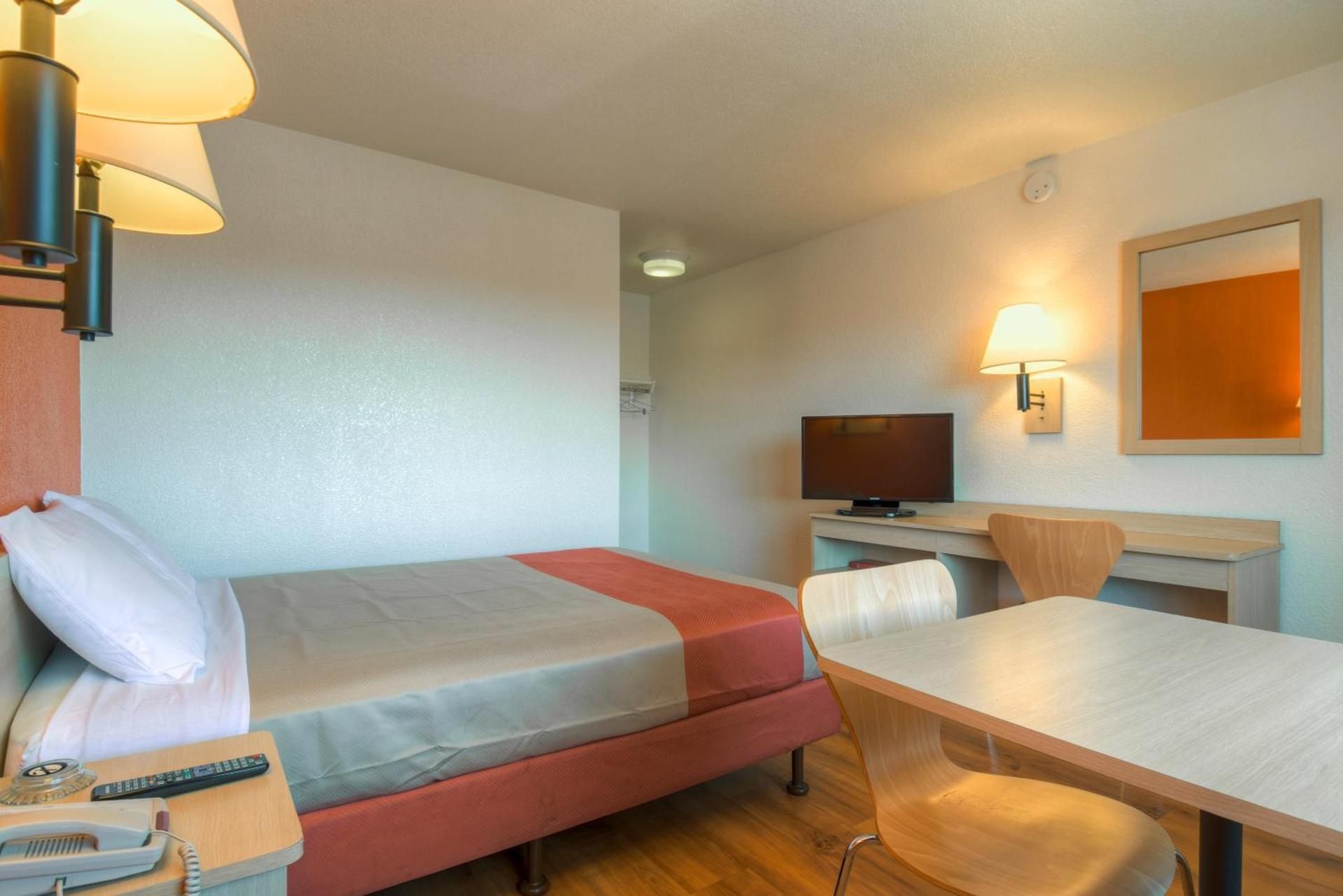 Deluxe Queen Room - Non-Smoking