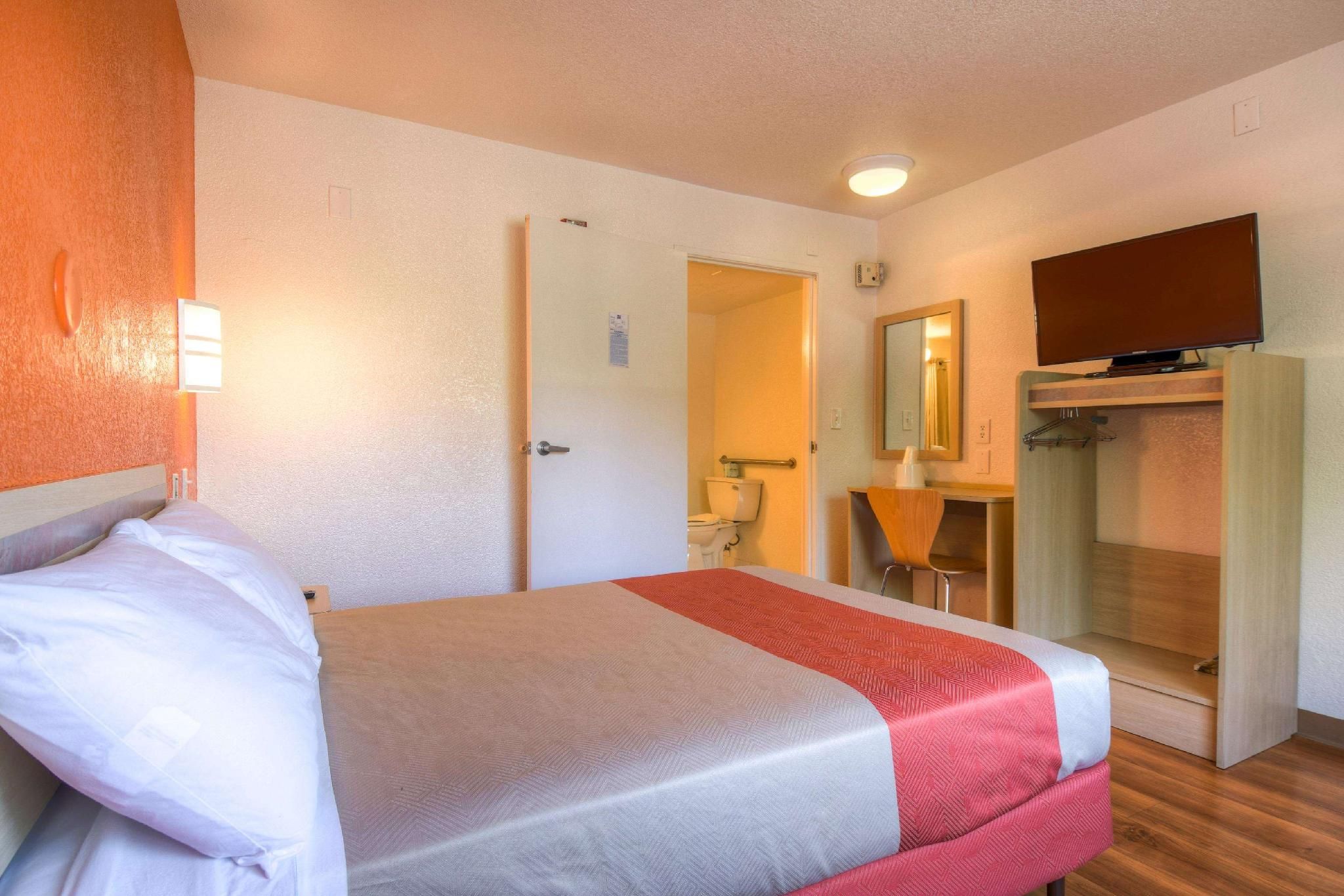 1 Queen Bed | ADA/Tub