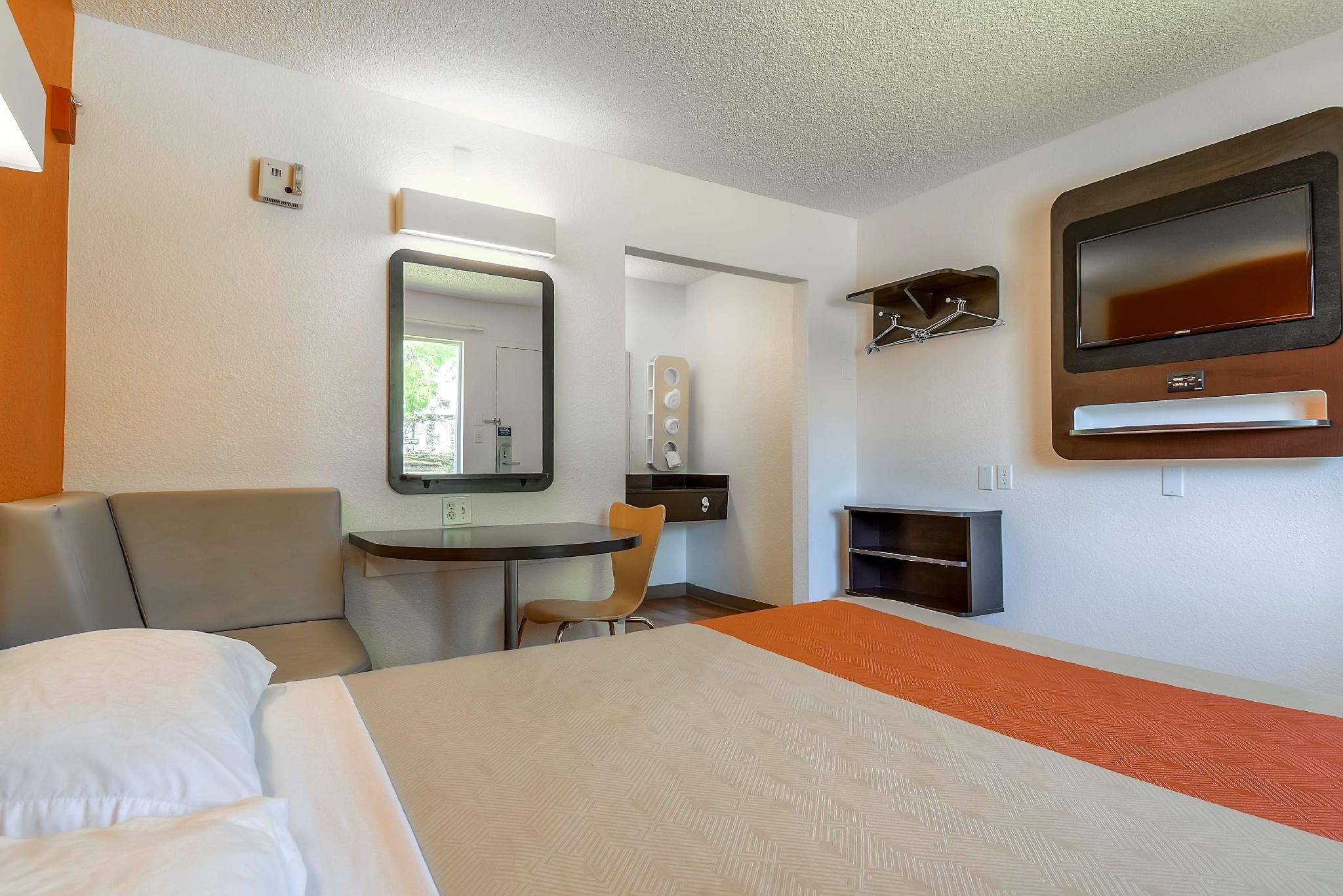 1 Queen Bed |