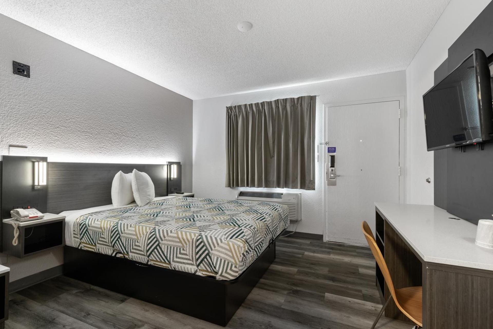 1 Queen Bed |