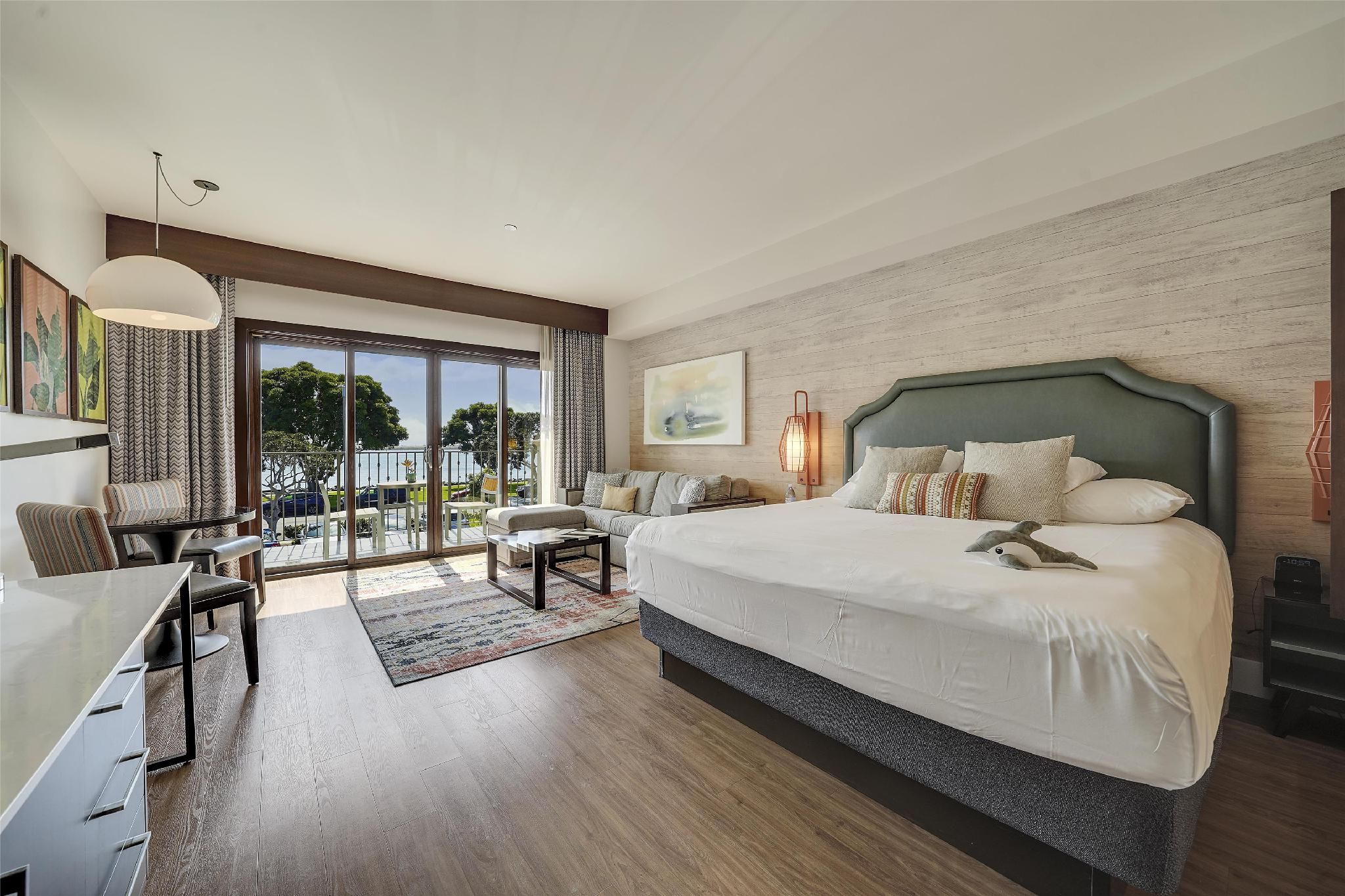 Bay View Junior Suite, 1 King with Sofabed