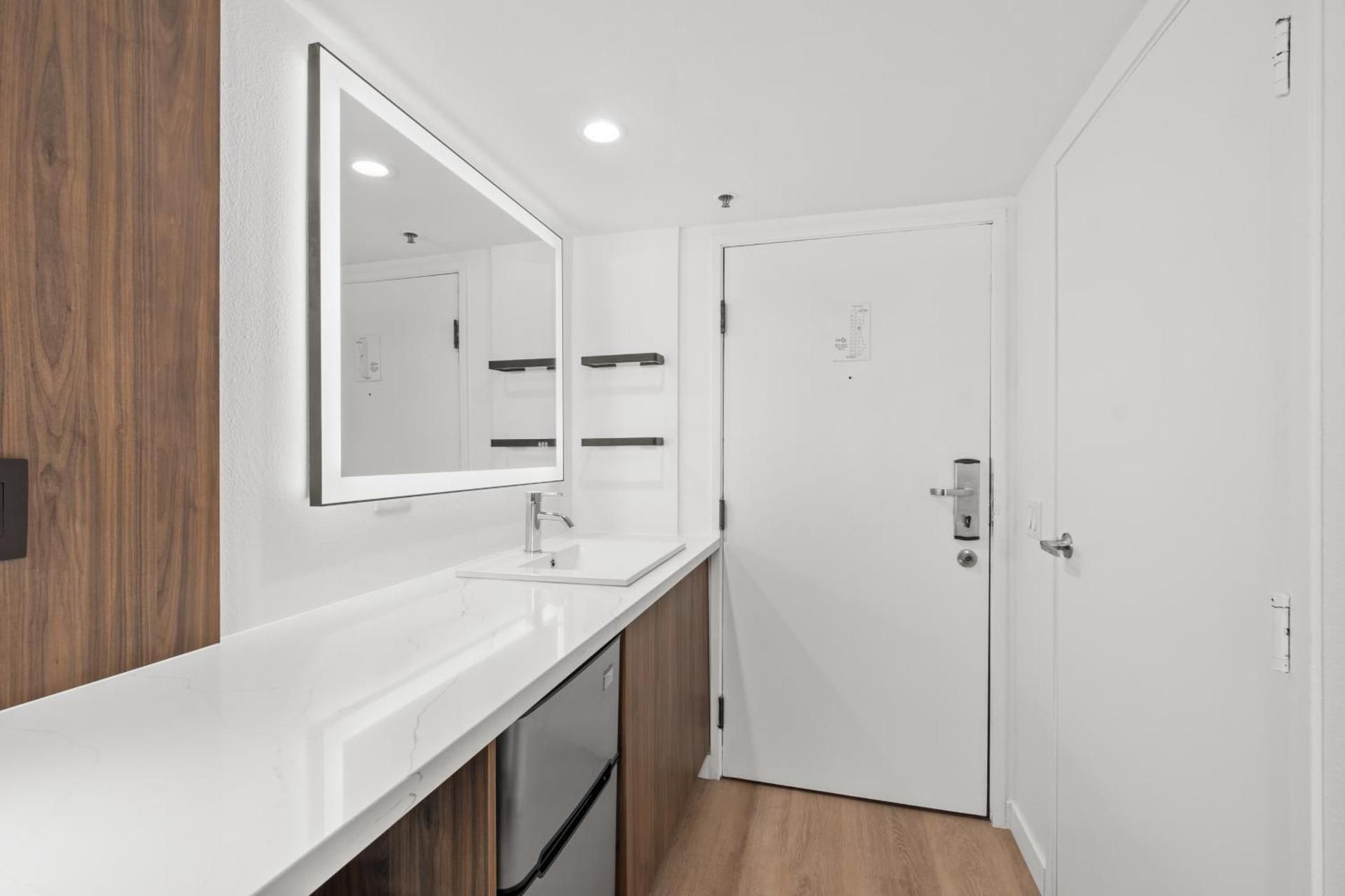 Uptown Inn - Limited Service Apart-Hotel Queen Studio East - Freeway Noise 2