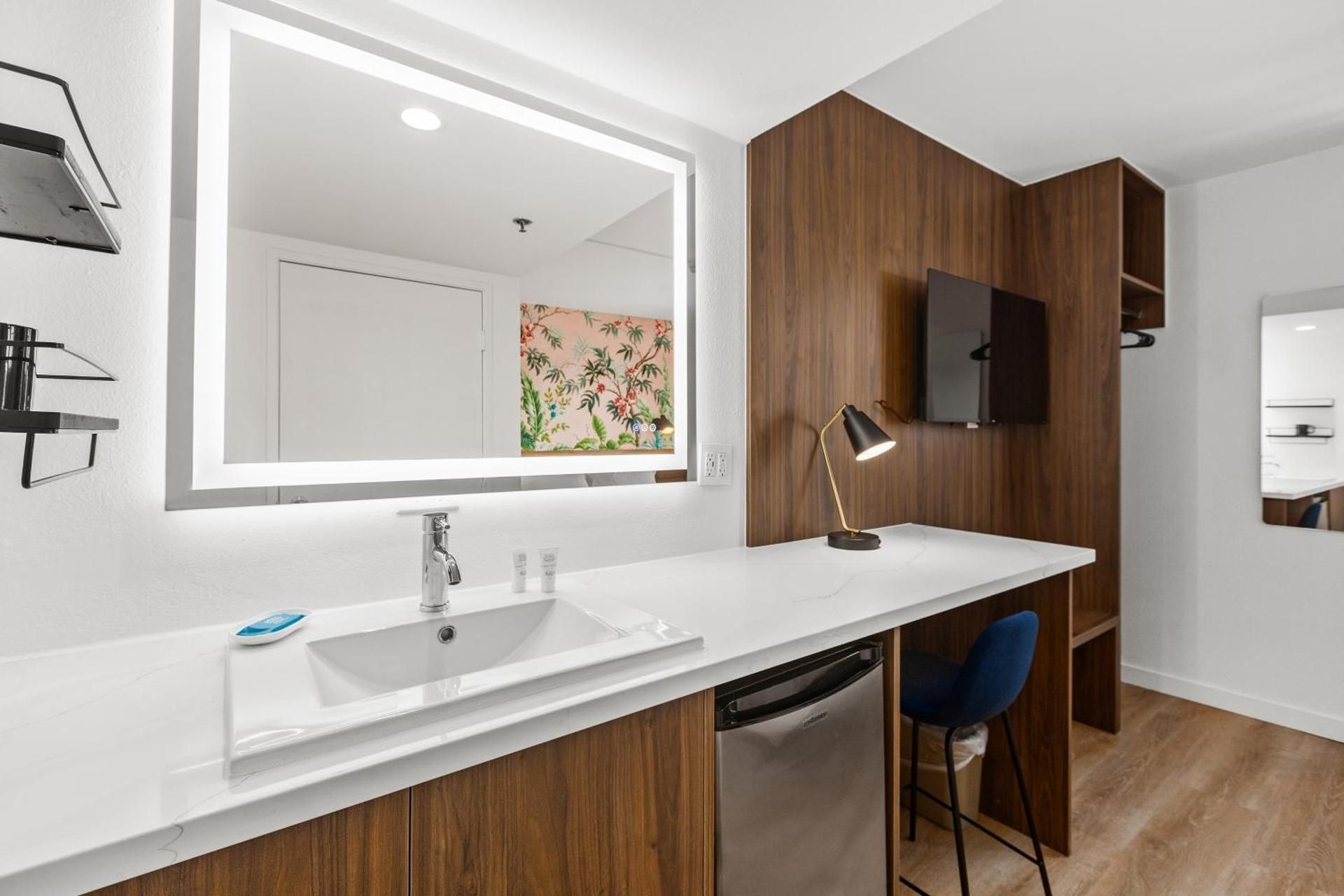 Uptown Inn - Limited Service Apart-Hotel Queen Studio - West 2