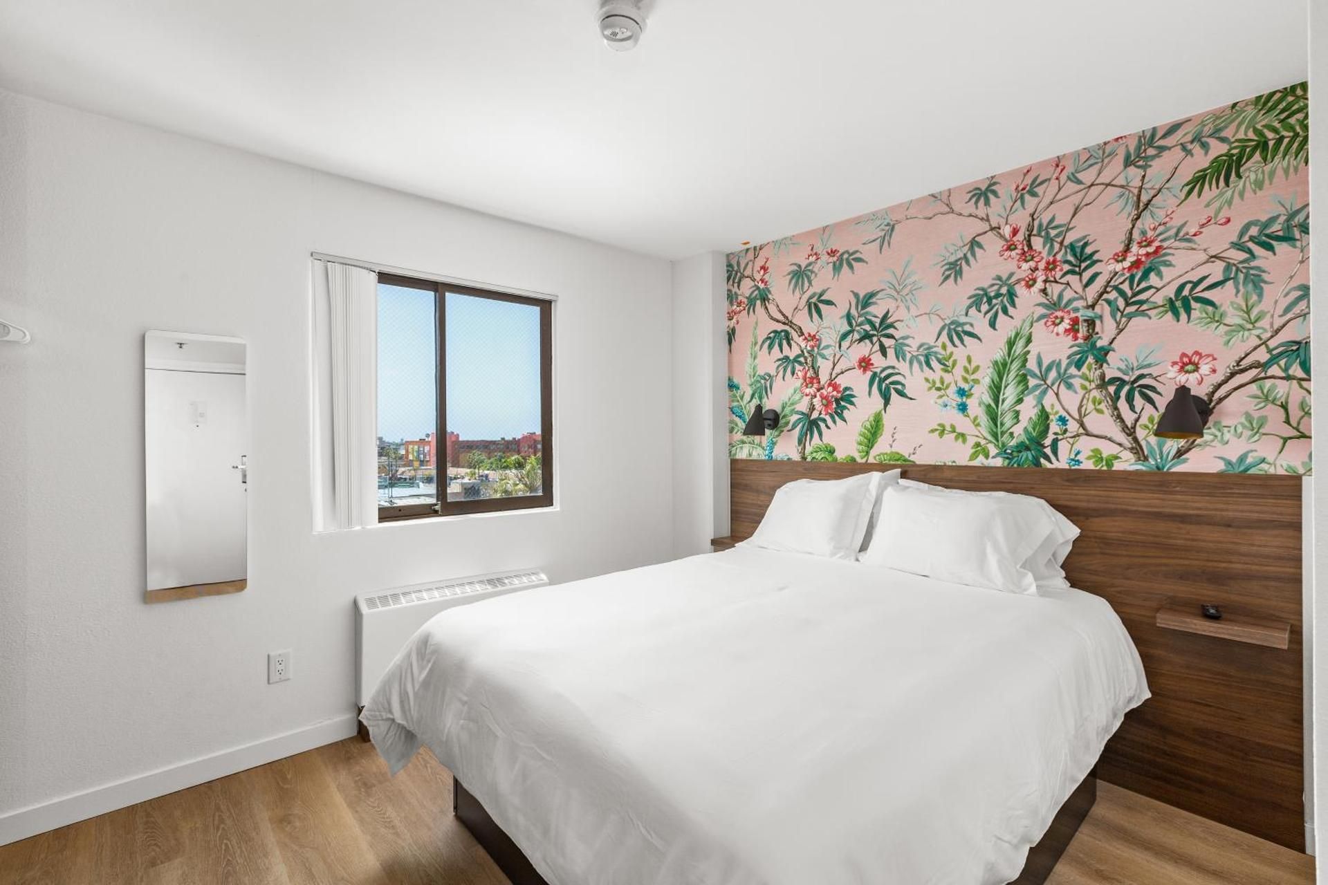 Uptown Inn - Limited Service Apart-Hotel Queen Studio - West