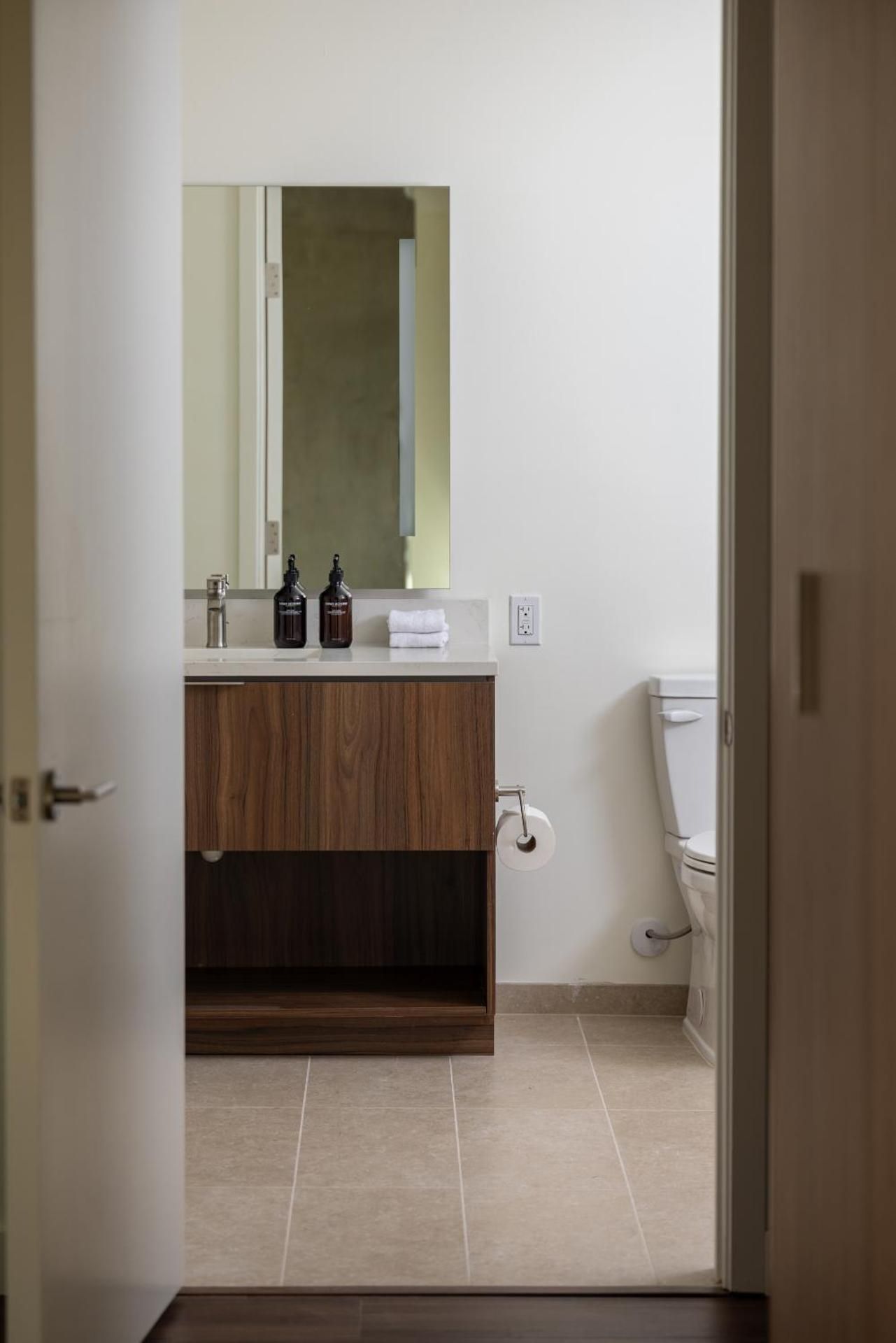 One-Bedroom Apartment (Self Check-in with Virtual Front Desk)