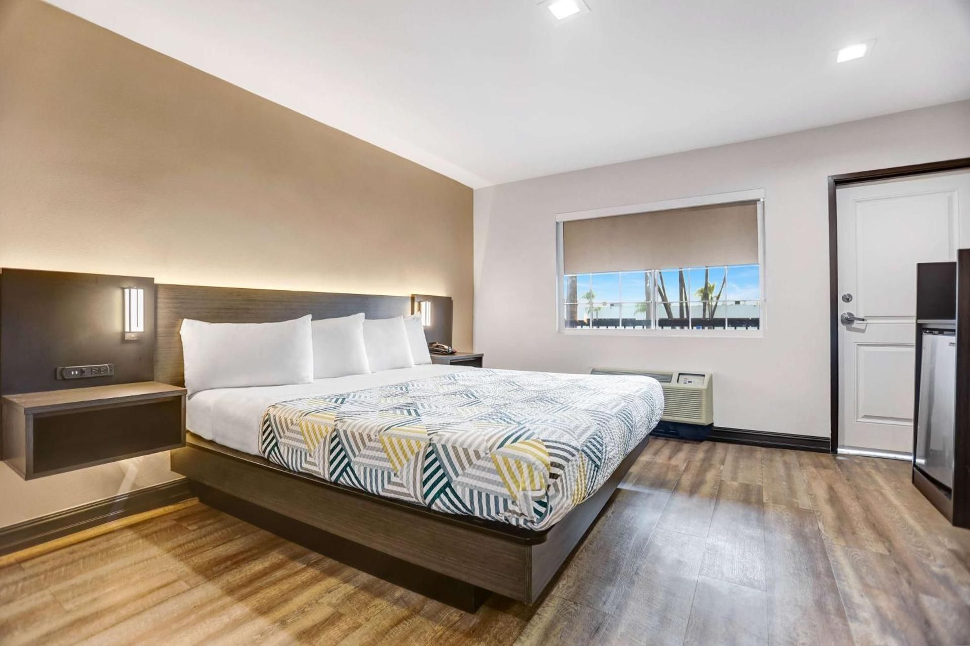 1 QUEEN BED | NON-SMOKING