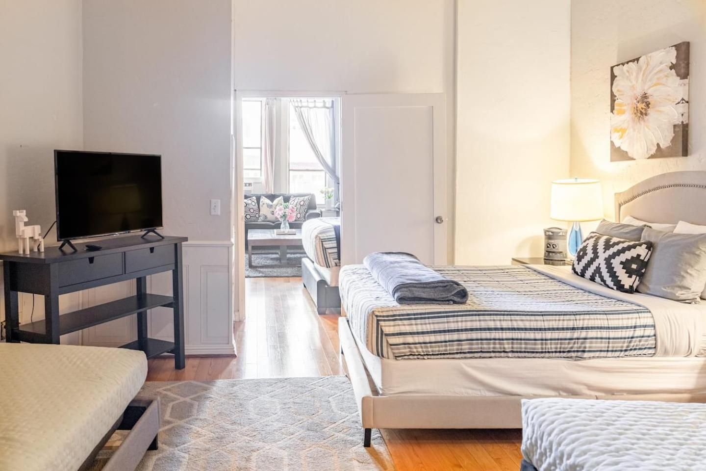 Deluxe Queen Suite