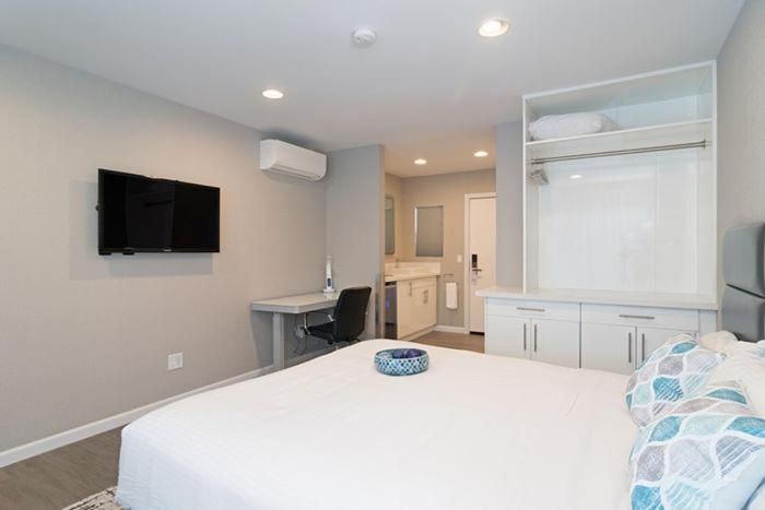 shared lounge/tv area