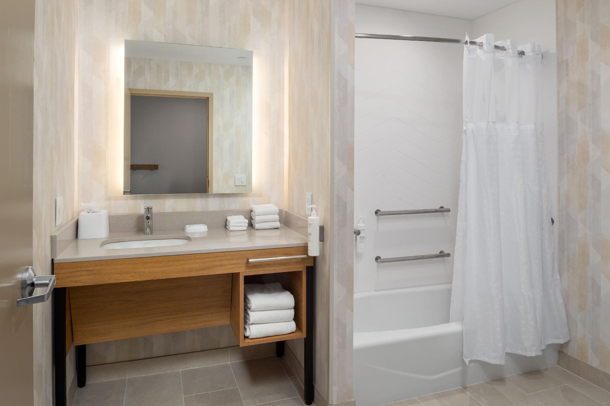 2 Qns Mobility/ Hearing Access Tub Studio Ste