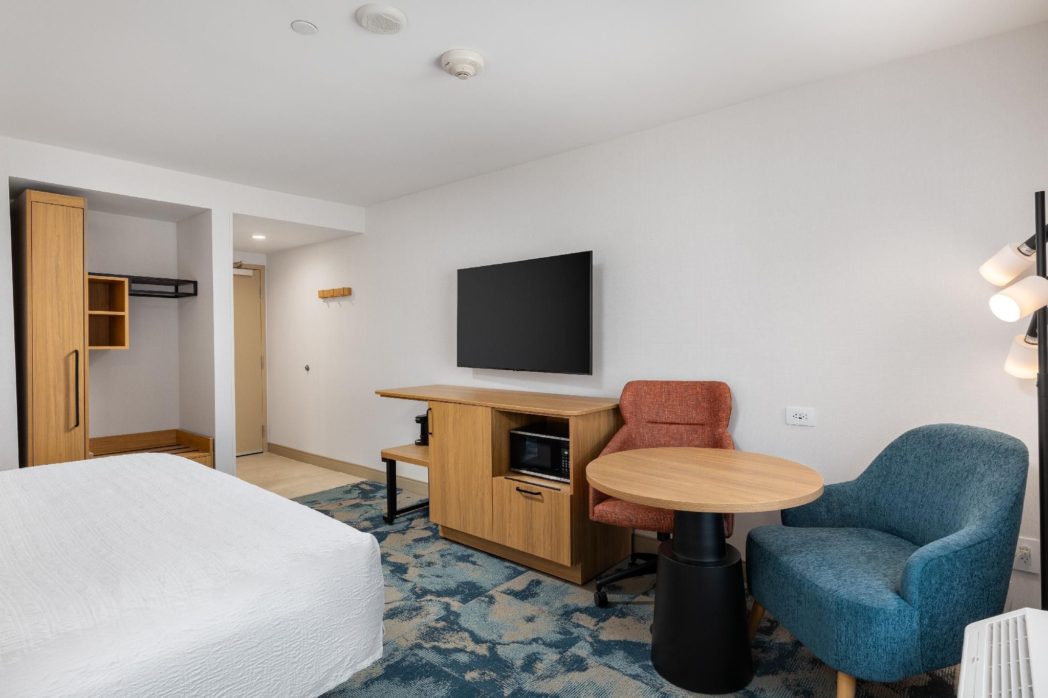 1 King Mobility/ Hearing Access Tub Studio