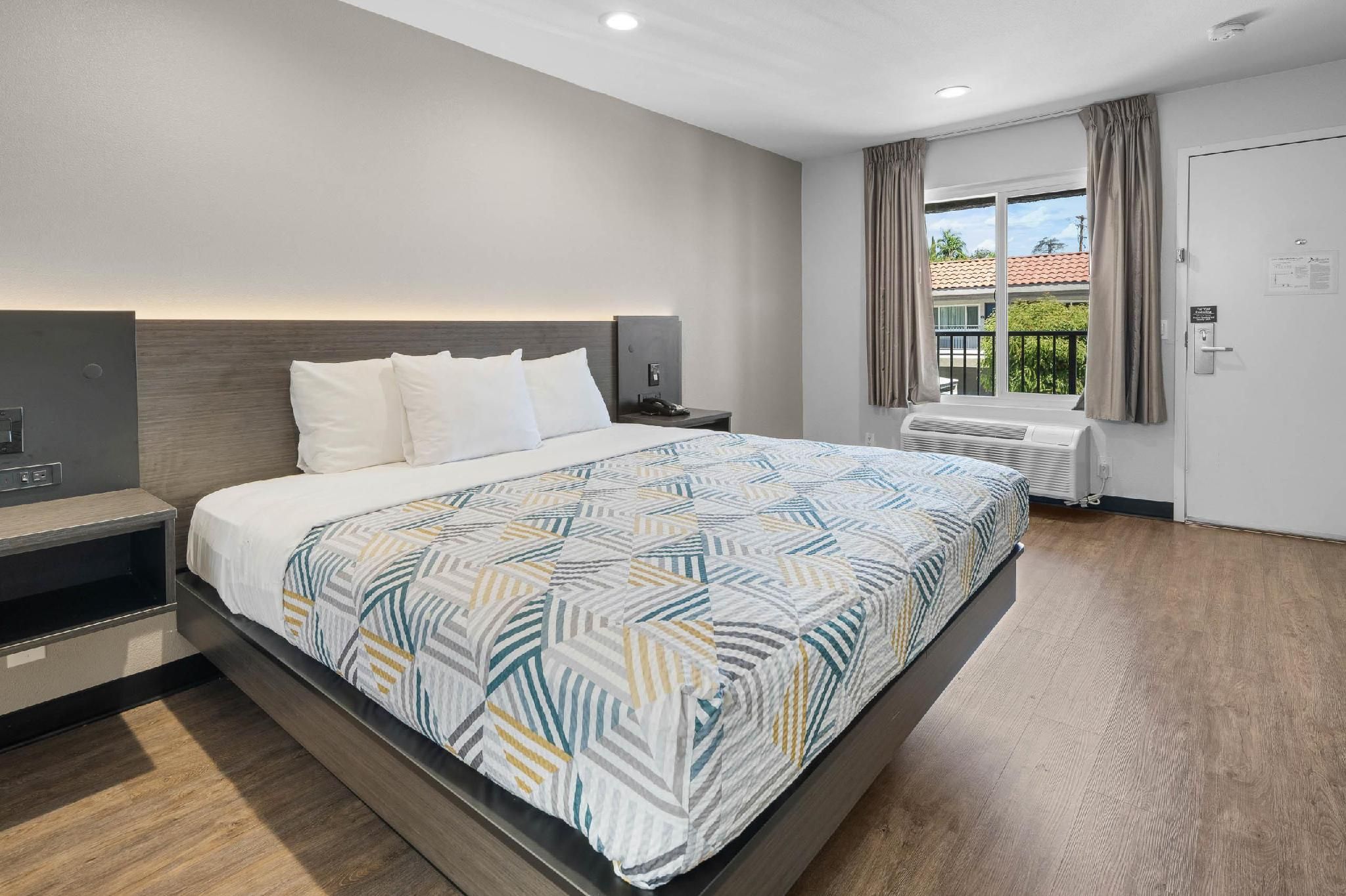 1 King Bed | Mob Acc RI Shwr Nsmk Micfridg