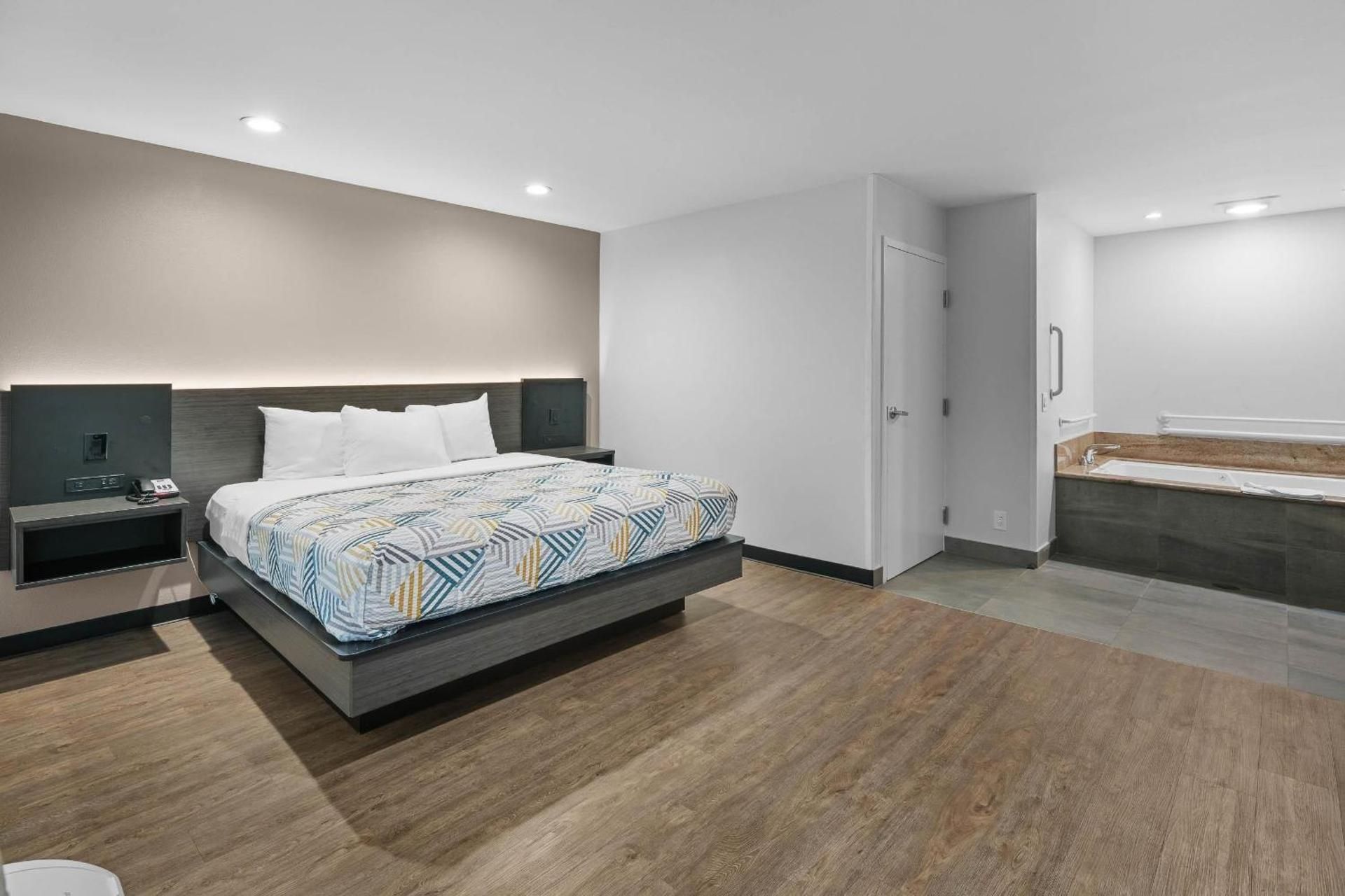 King Room with Roll-in Shower - Disability Access - Non-Smoking