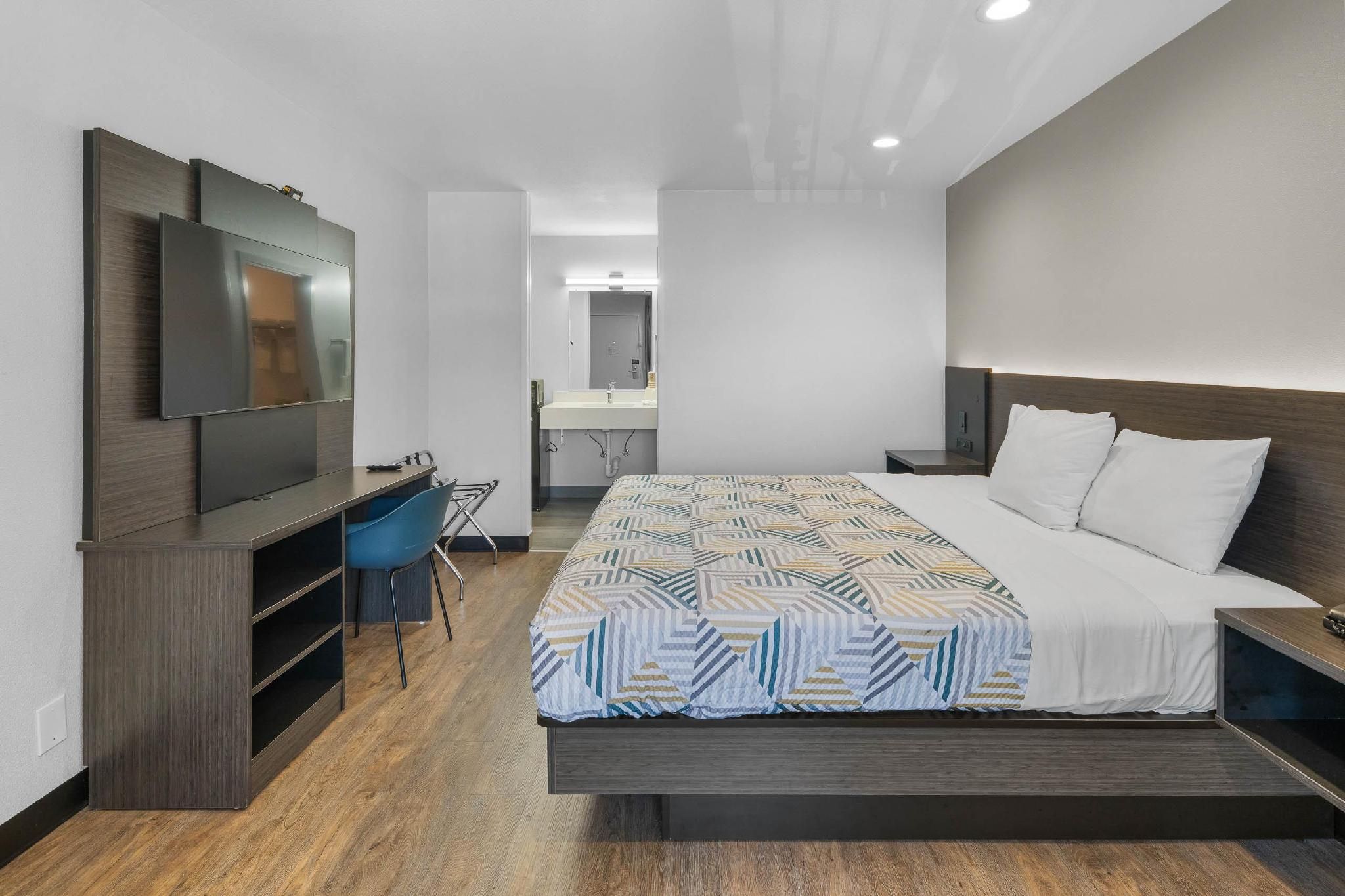 1 King Bed | Non-Smoking, Micfridge