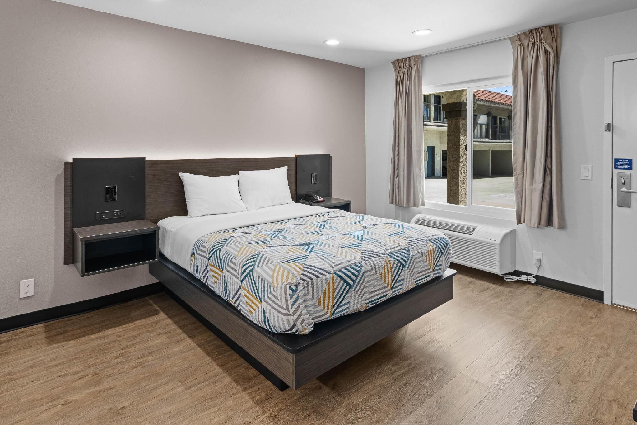 1 Queen Bed | Mobil Access Tub Nsmk Micfridg