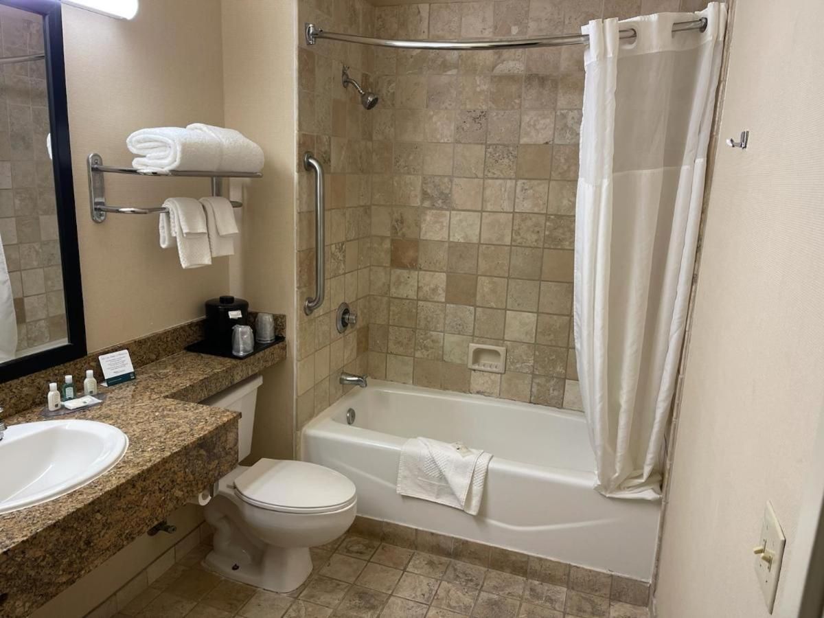 Ramada Suites by Wyndham San Diego/Hotel Circle Area 1 King Bed, Studio Suite, Non-Smoking 3