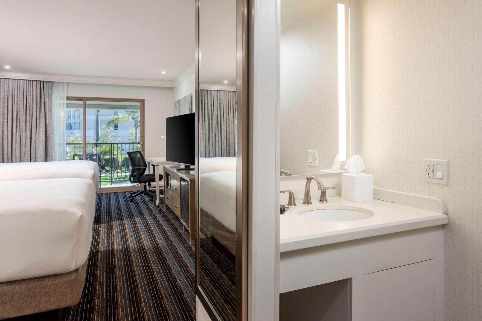 Queen Room with Two Queen Beds and Balcony - Garden View