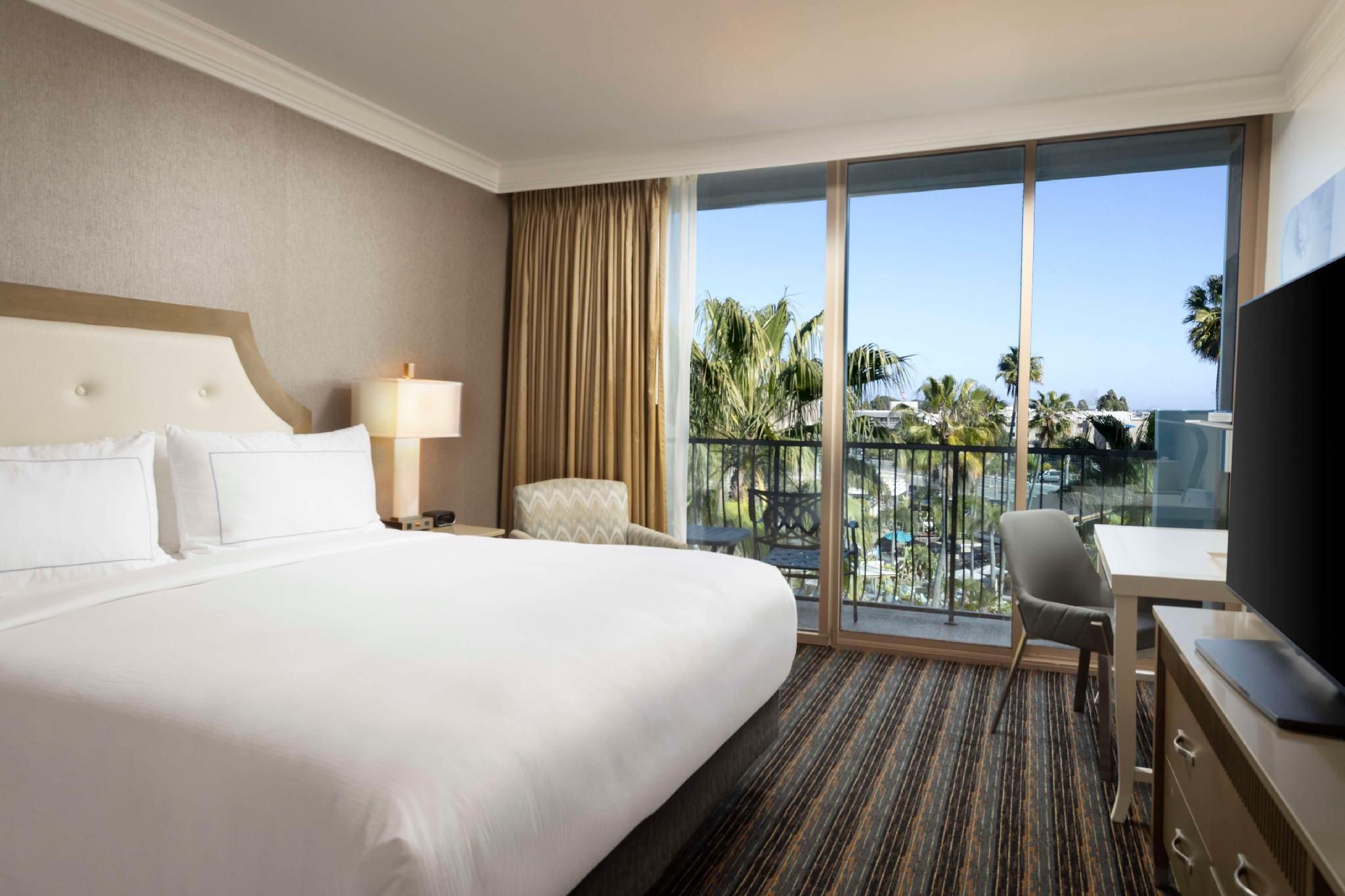1 King Bed With Balcony Located On Top Floor
