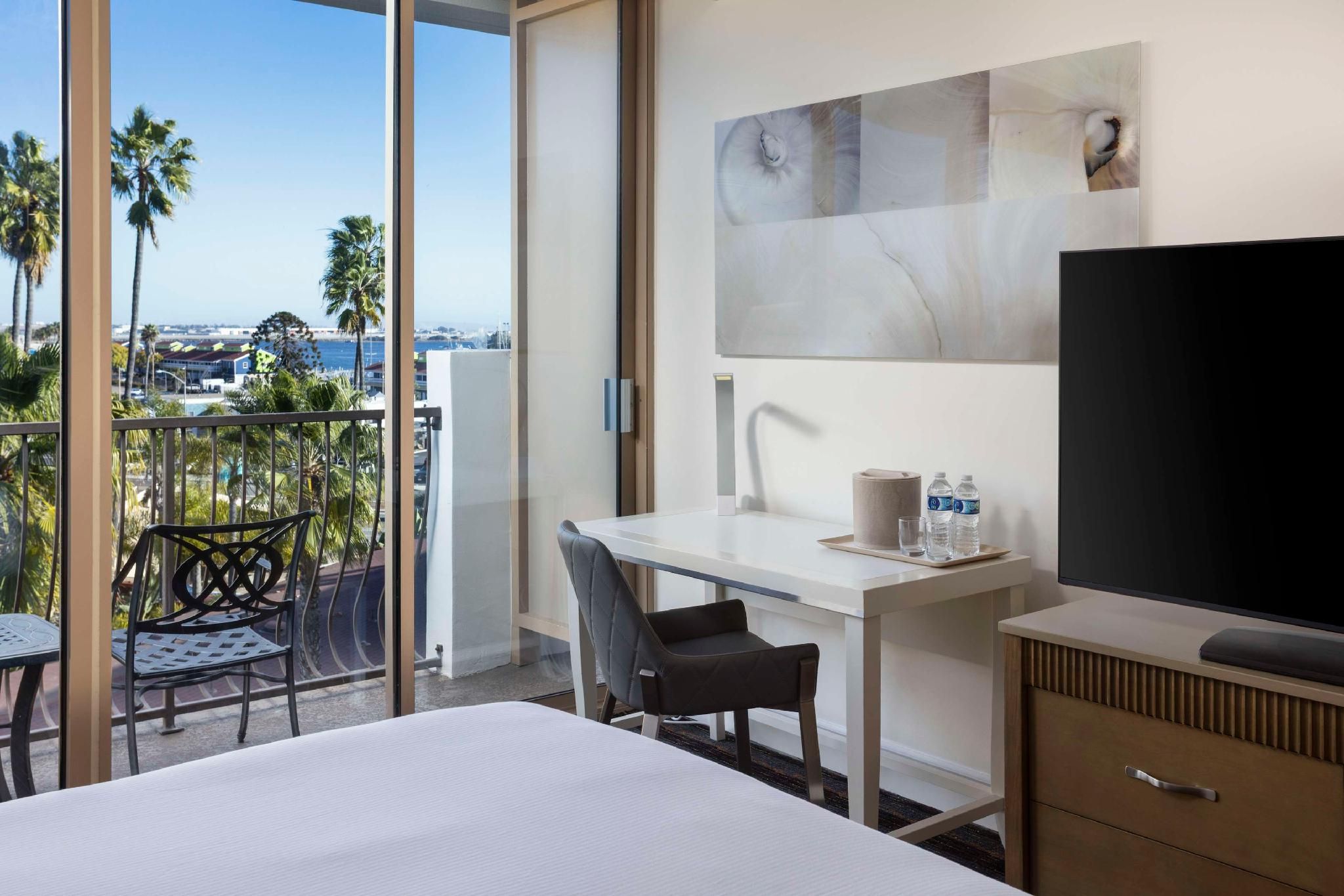1 King Bed With Balcony Located On Top Floor