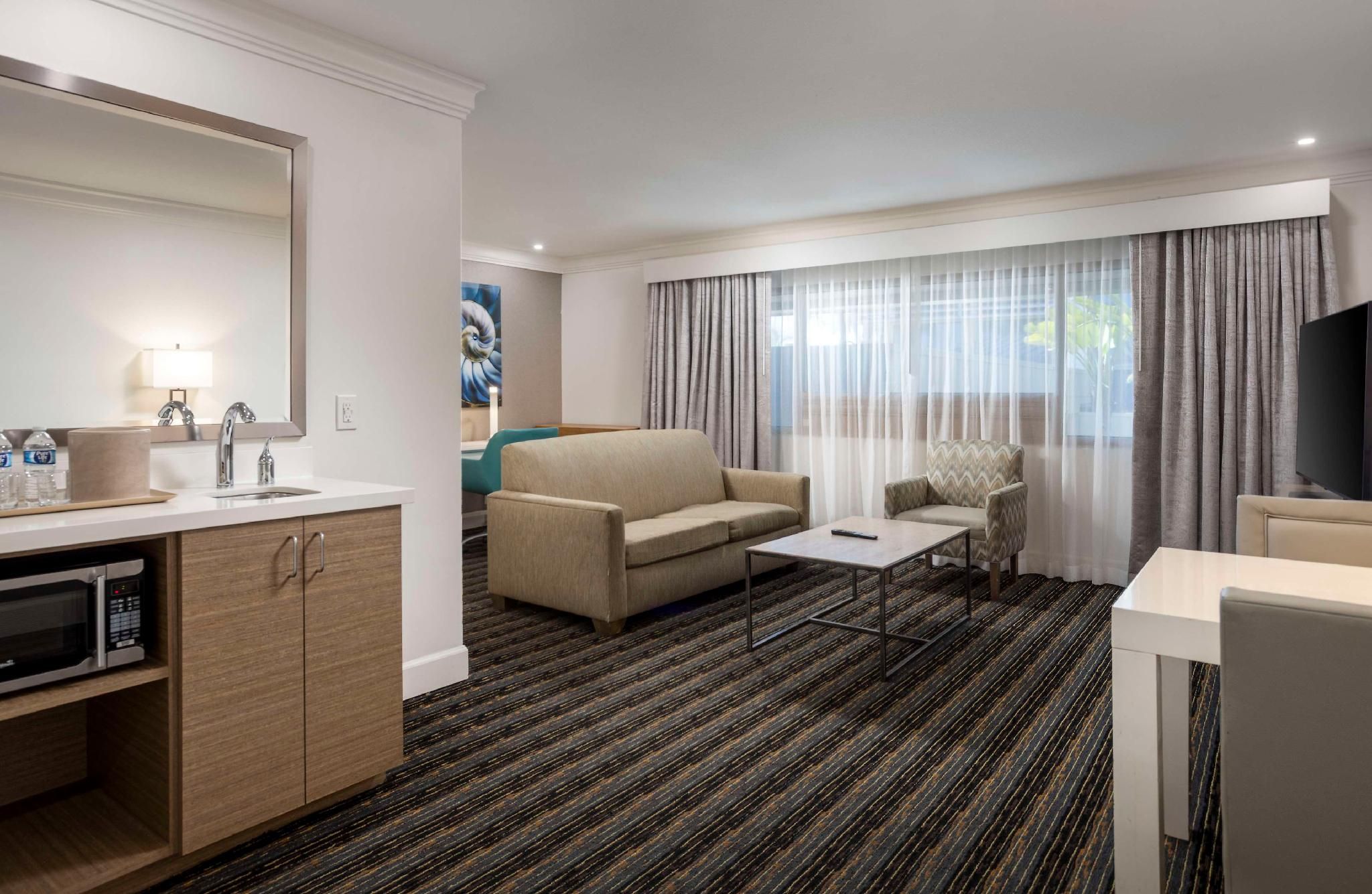 2 Queen Beds Junior Suite - Exterior Entrance