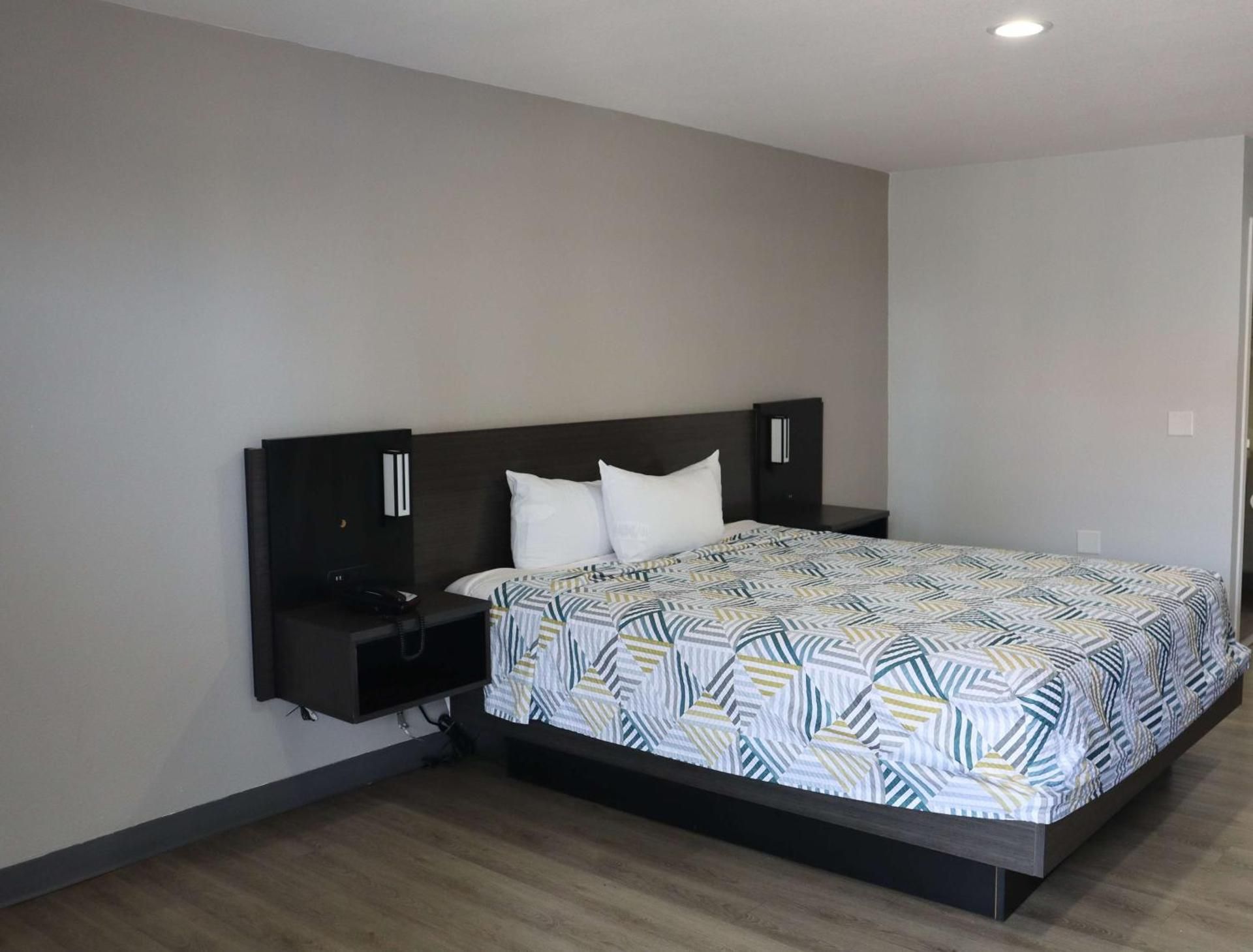 King Room with Roll-in Shower - Disability Access - Non-Smoking