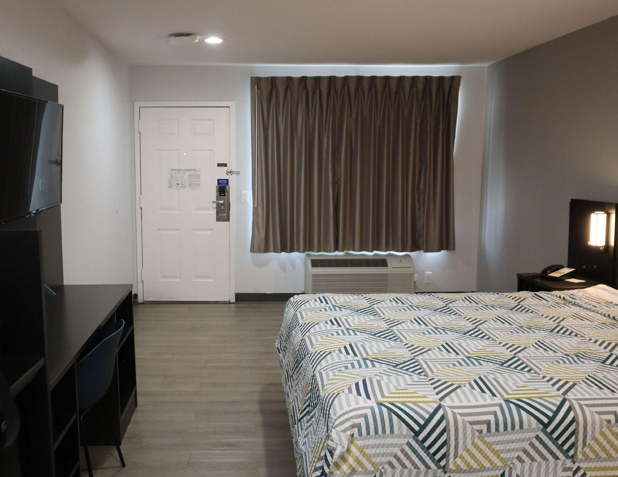 1 KING BED | MOB ACC RI SHWR STE NSMK MICFRIDG