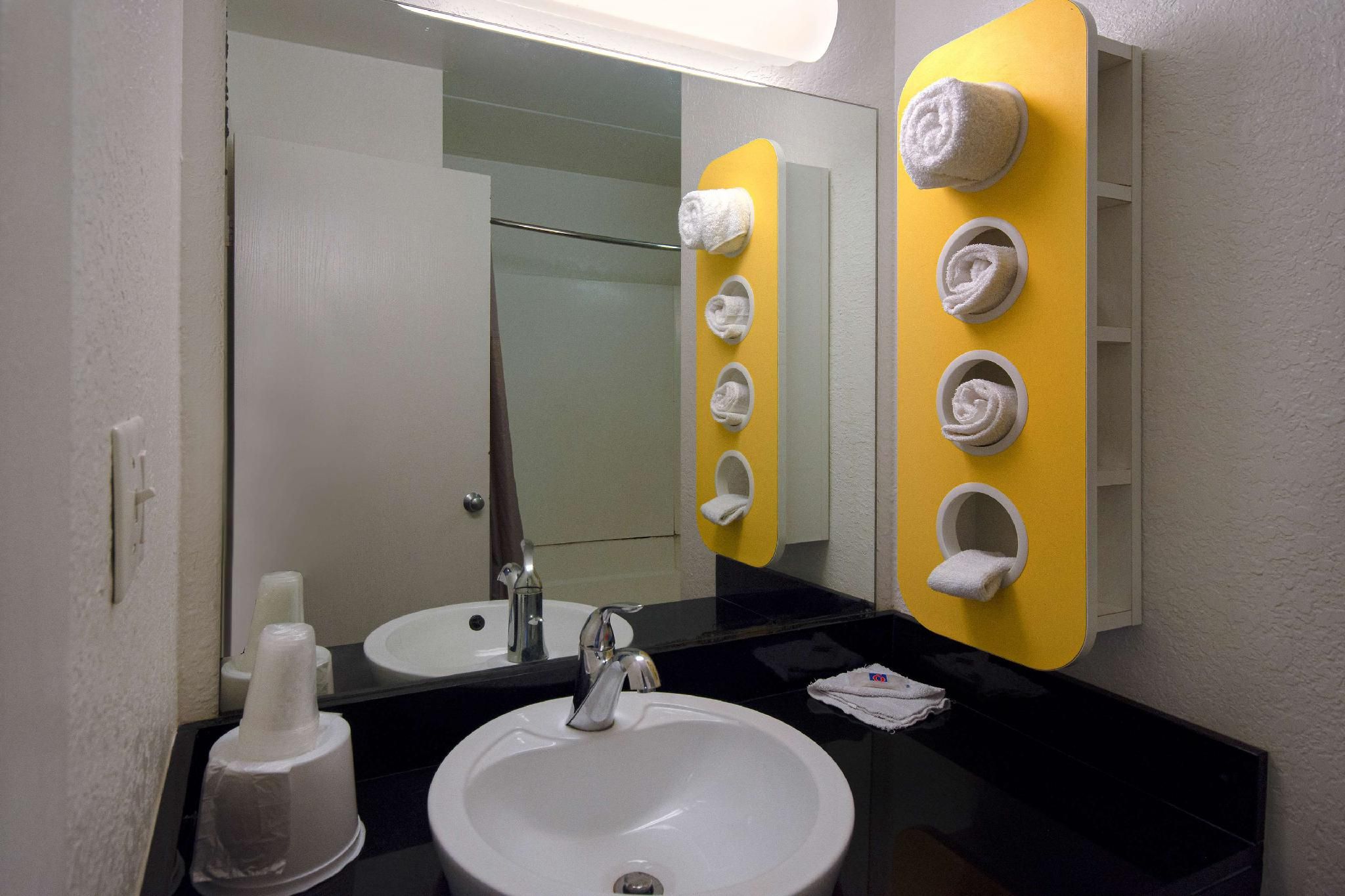 Motel 6 Merrillville, IN 1 King Bed | Micfridge 3