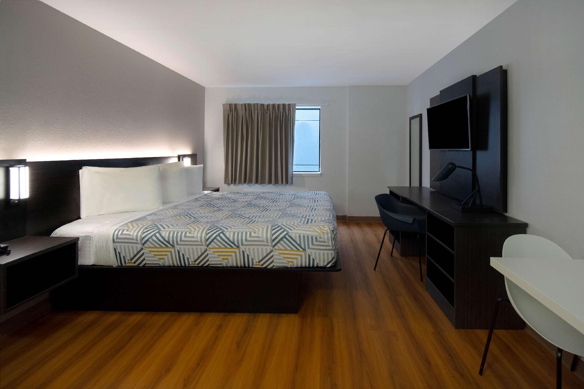 Motel 6 Merrillville, IN 1 King Bed | Micfridge 2