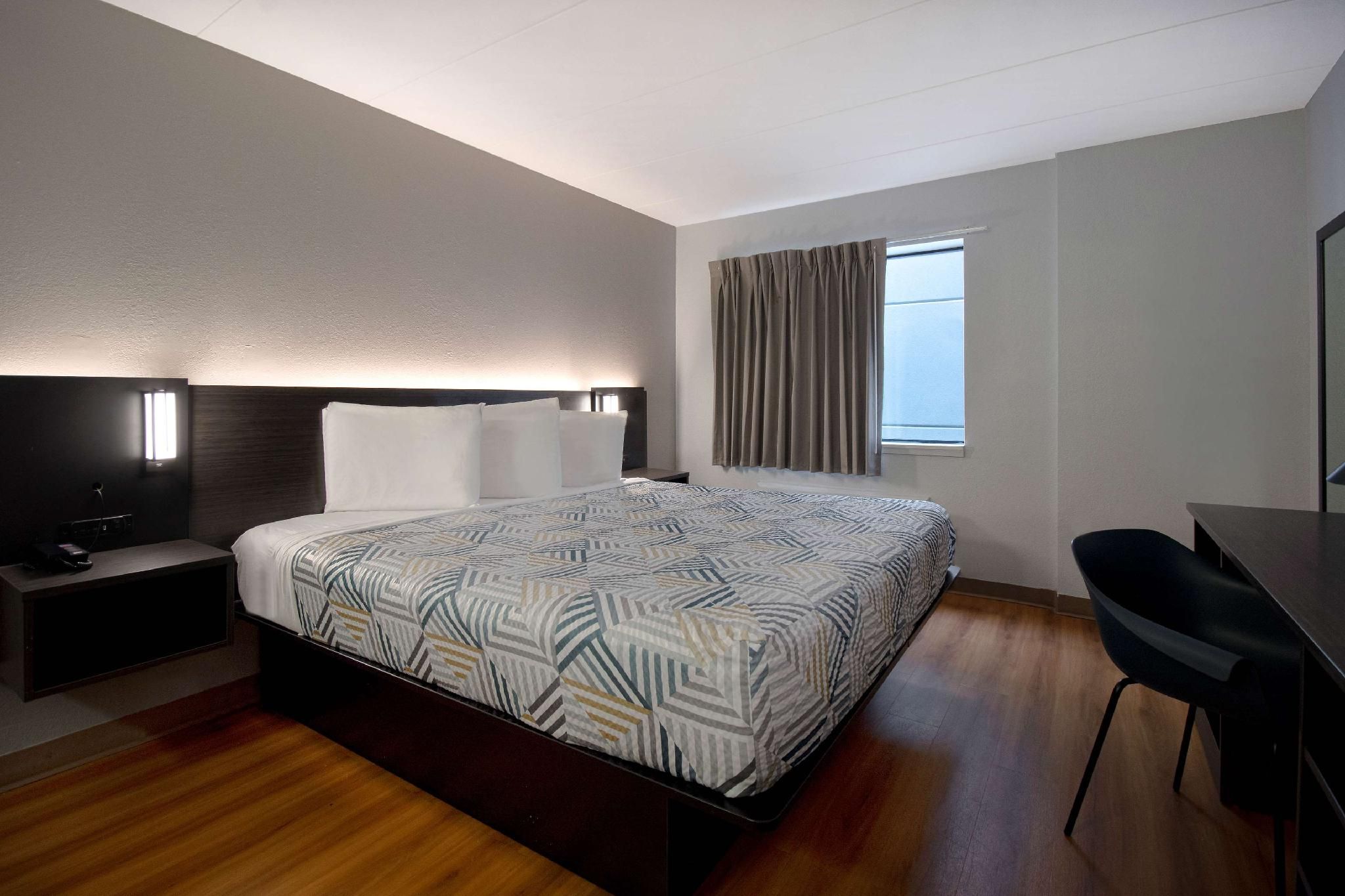 Motel 6 Merrillville, IN 1 King Bed | Micfridge