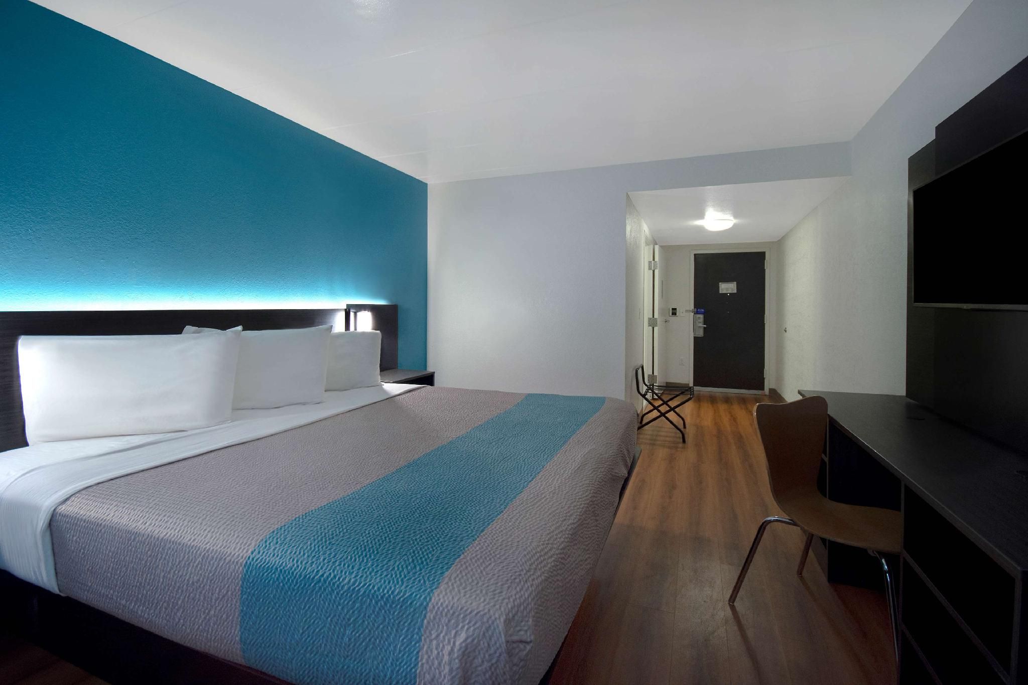 1 Queen Bed | ADA/RI Shower