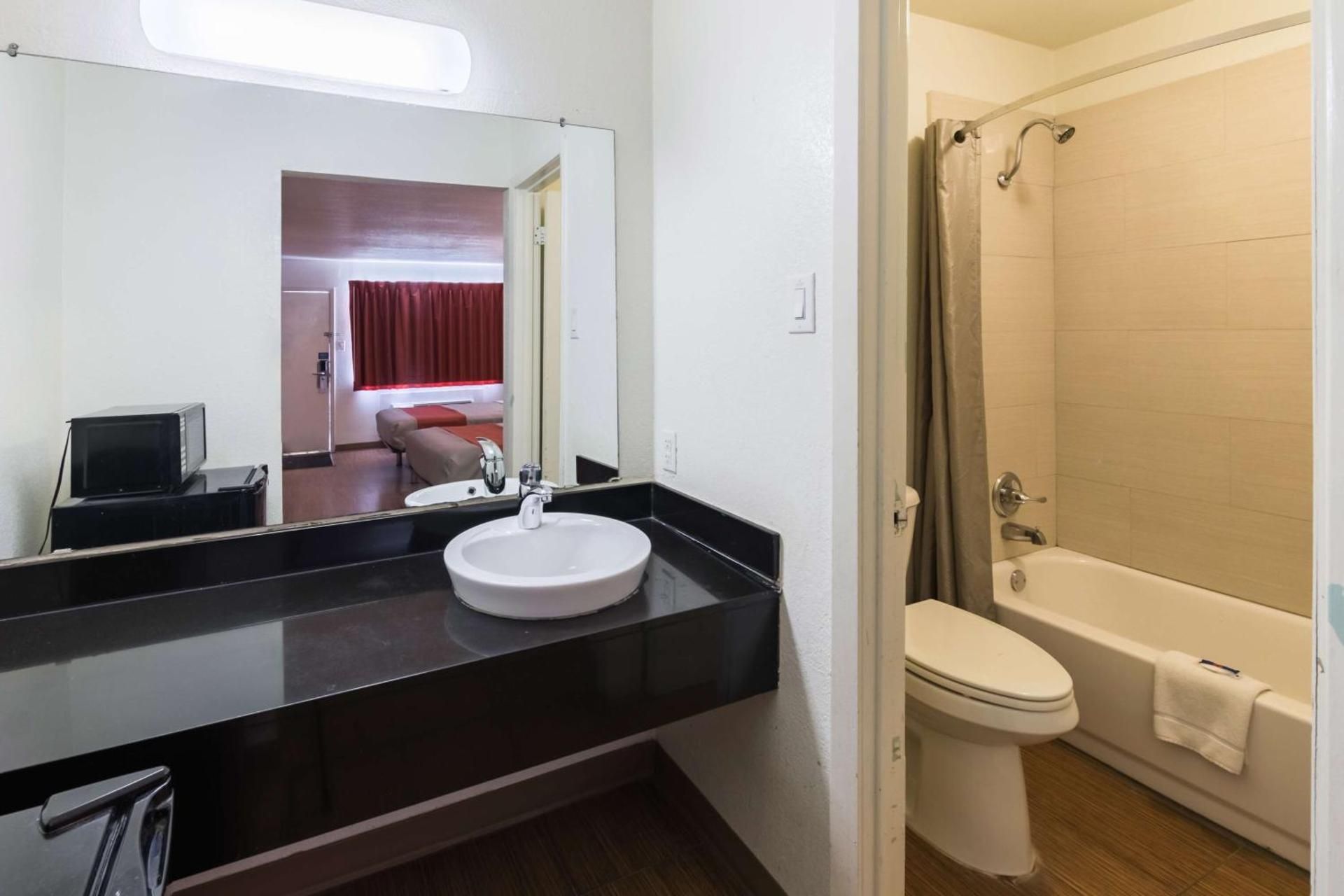 Motel 6 Stephenville, TX King Room - Disability Access - Non-Smoking 3