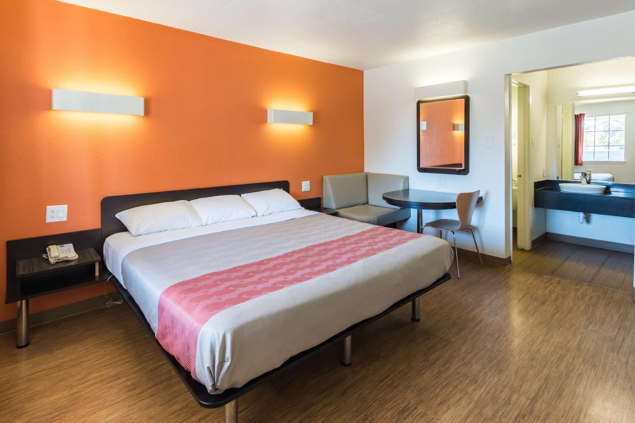 1 King Bed | Non-Smoking