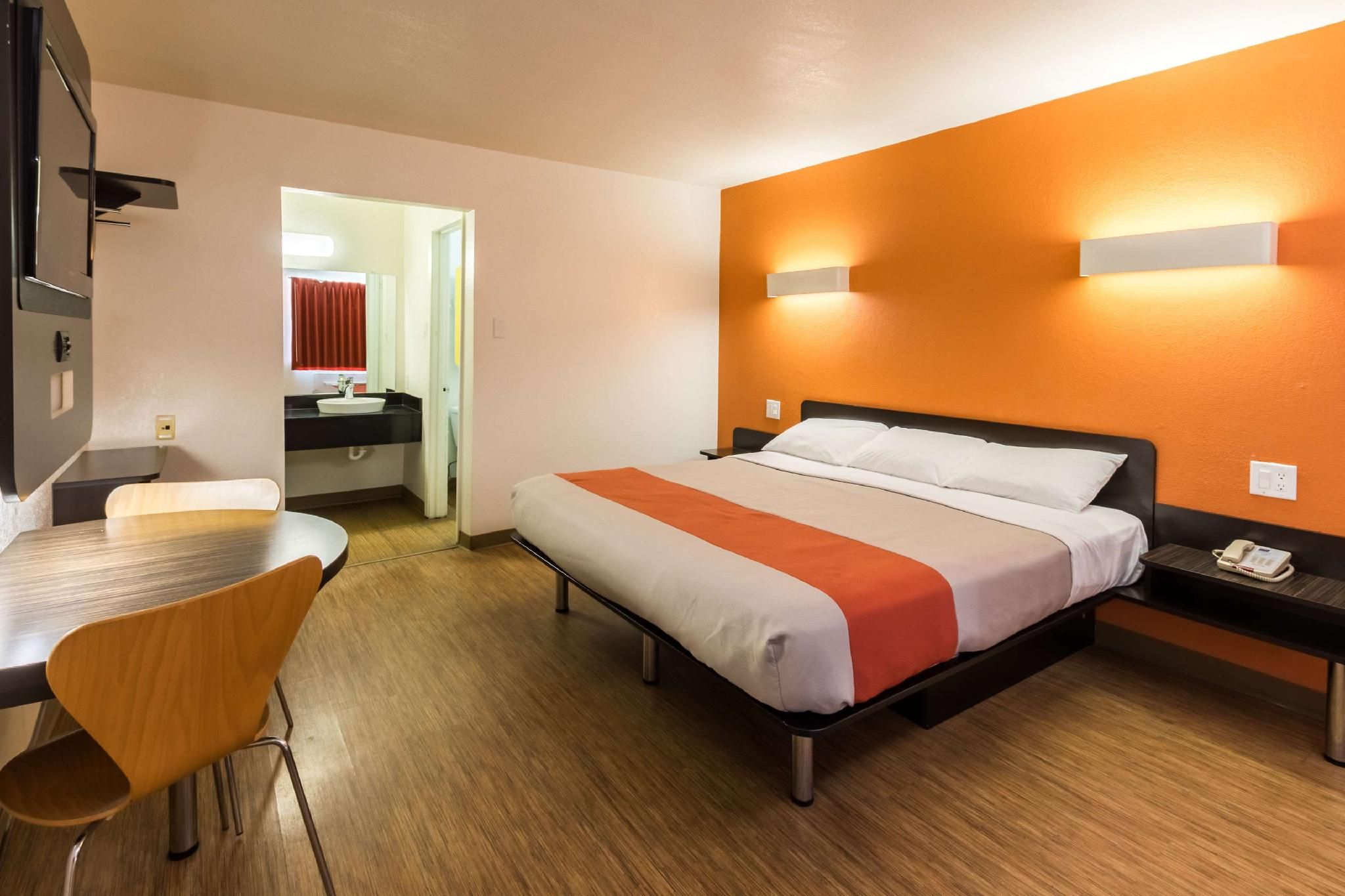 1 King Bed | Non-Smoking