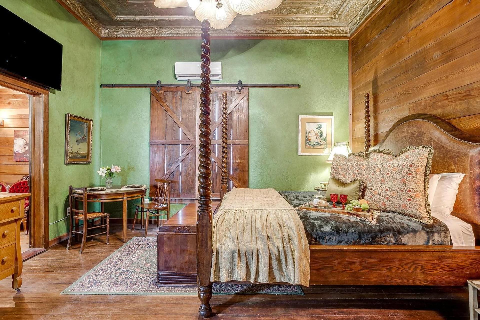 Deluxe King Suite