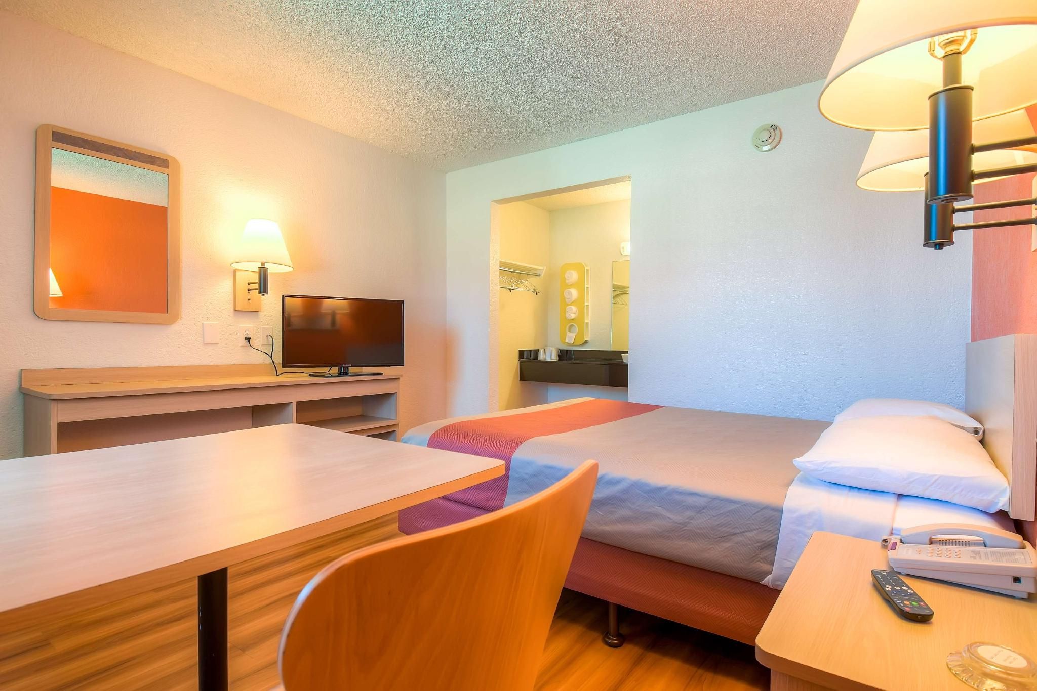 Motel 6 Rancho Mirage, CA - Palm Springs 1 Queen Bed | Mini Fridge 3