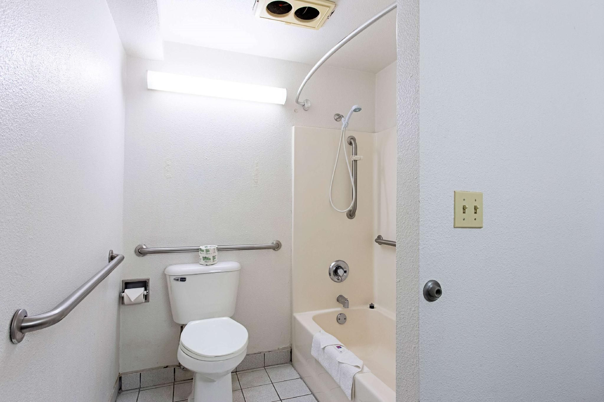 Motel 6 Pendleton, OR - West QB | Mobil Access Tub Nsmk Micfridg 3
