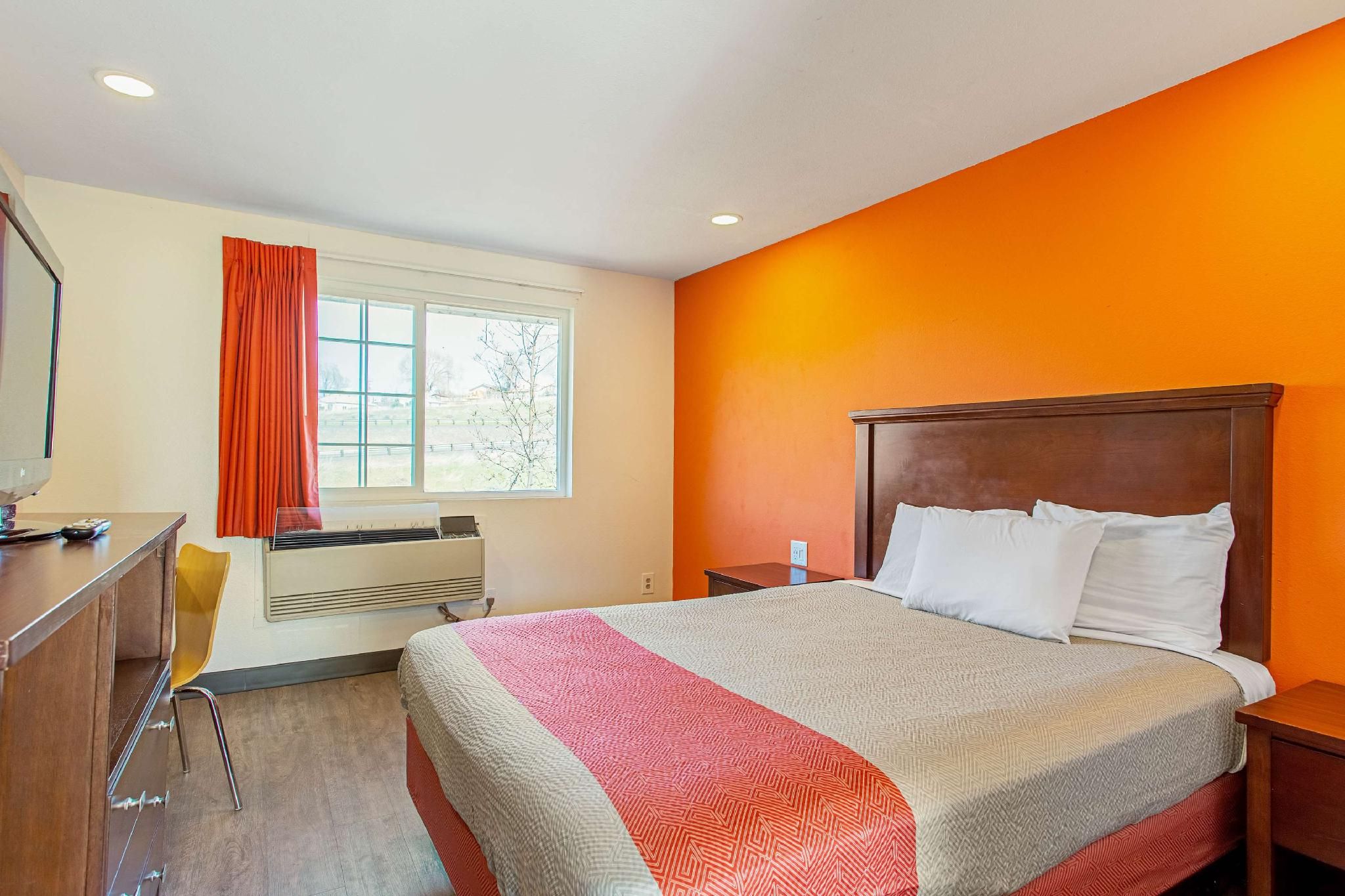 Motel 6 Pendleton, OR - West QB | Non-Smoking, Micfridge 2