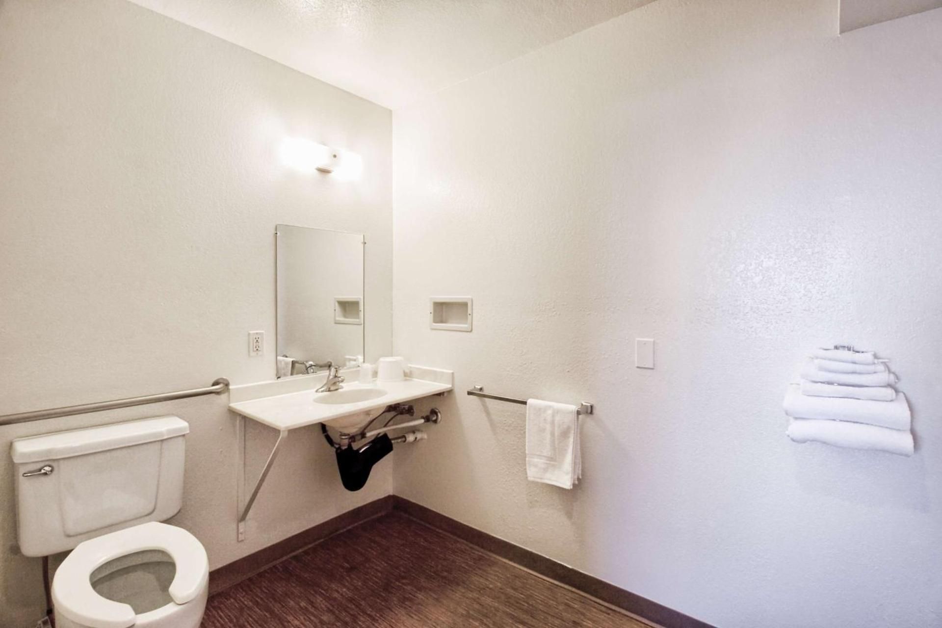 Double Room - Disability Access - Roll In Shower