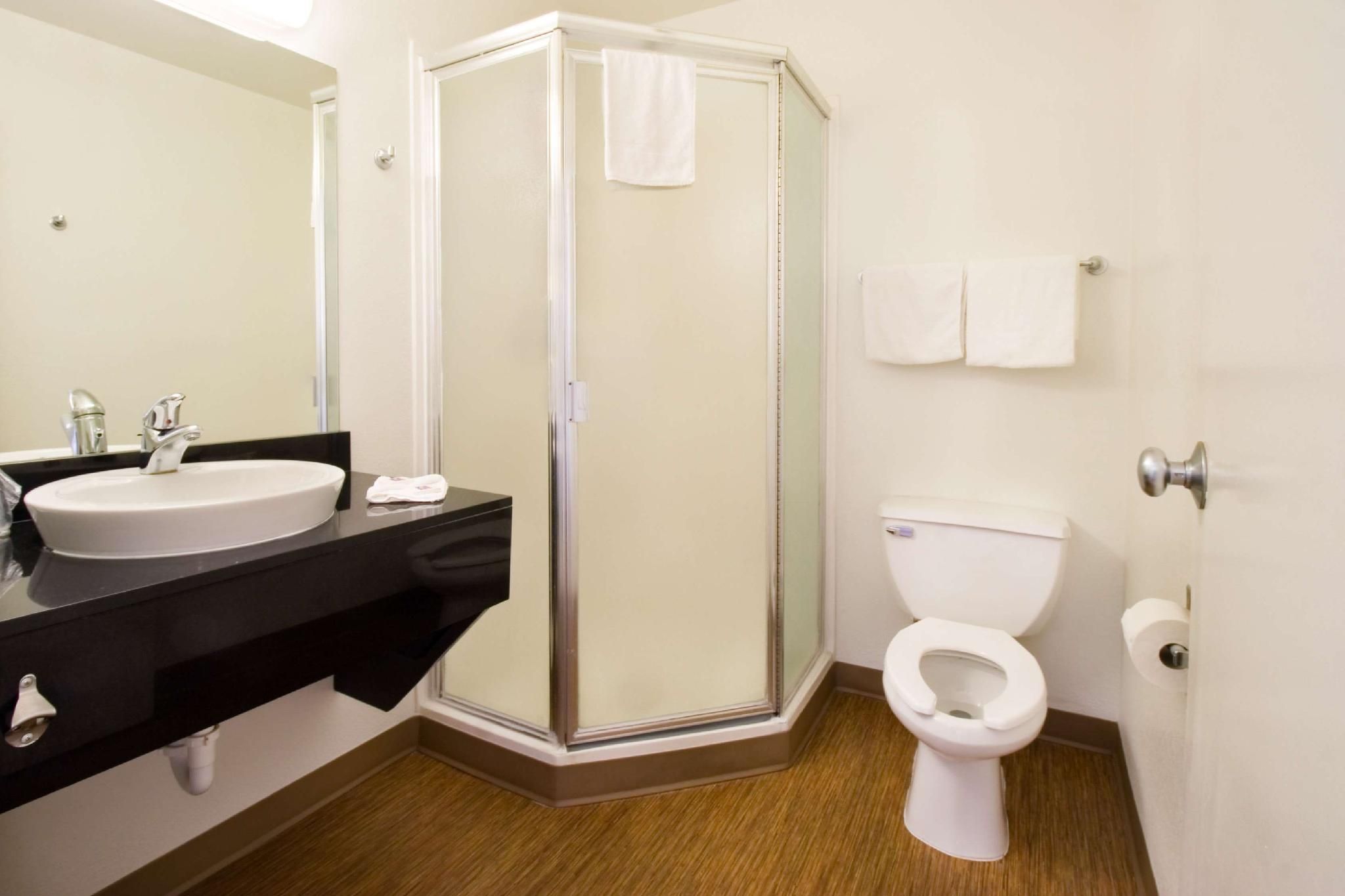 Motel 6 Pendleton, OR 2 Queen Beds | Micfridge 3