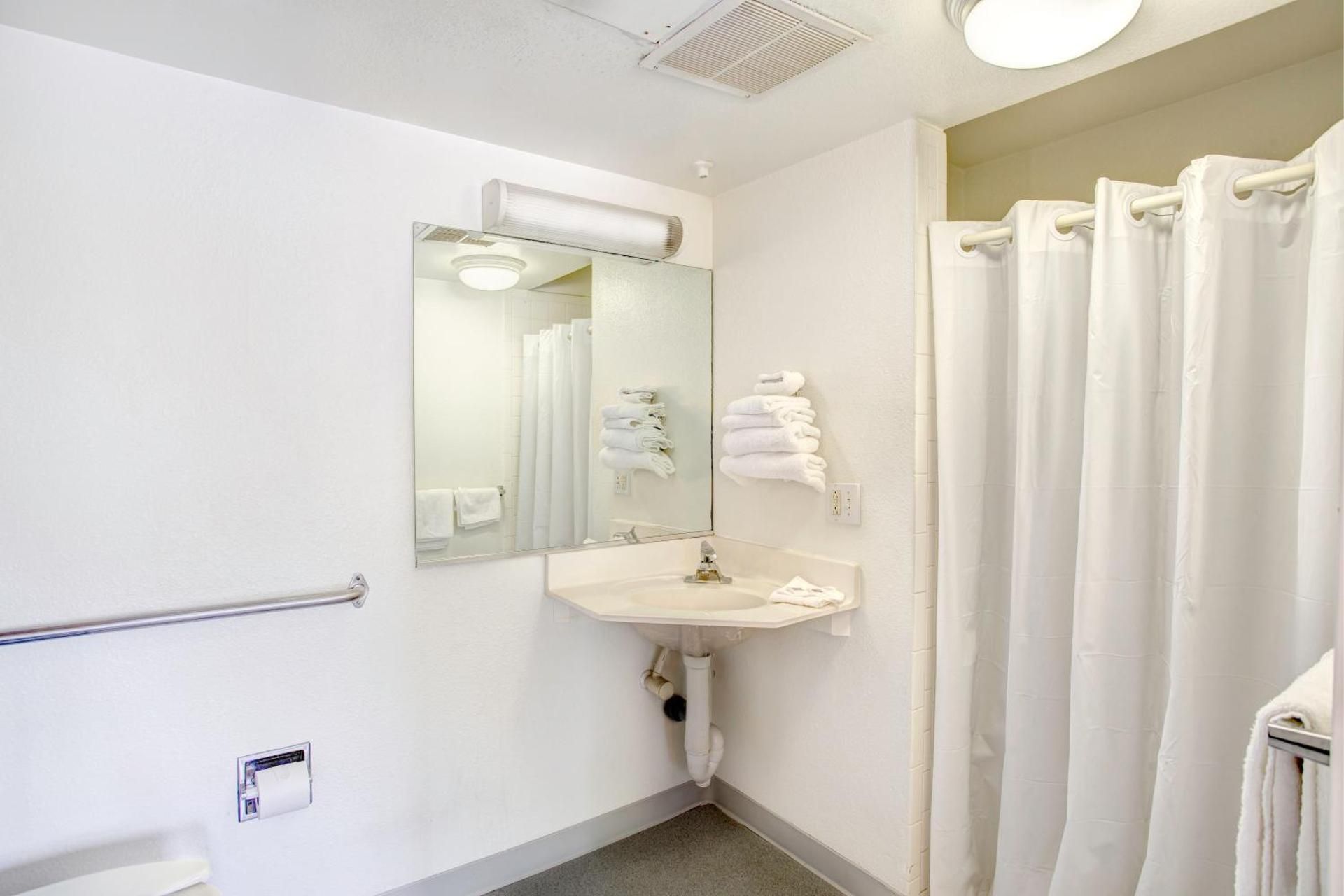 Motel 6 Goodlettsville, TN - Nashville Double Room - Disability Access 3