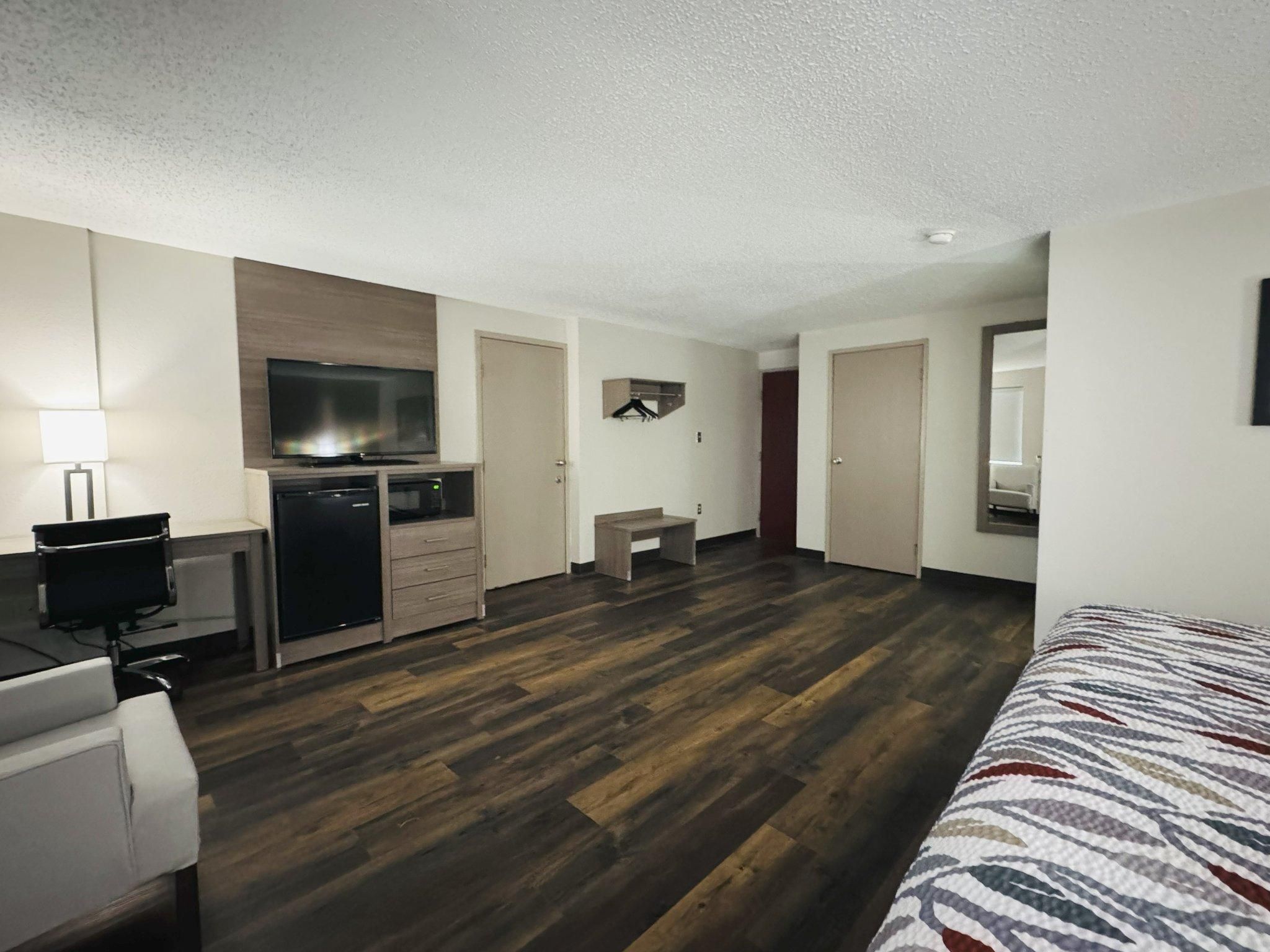 Red Roof Inn Ames Superior King Non-Smoking 3