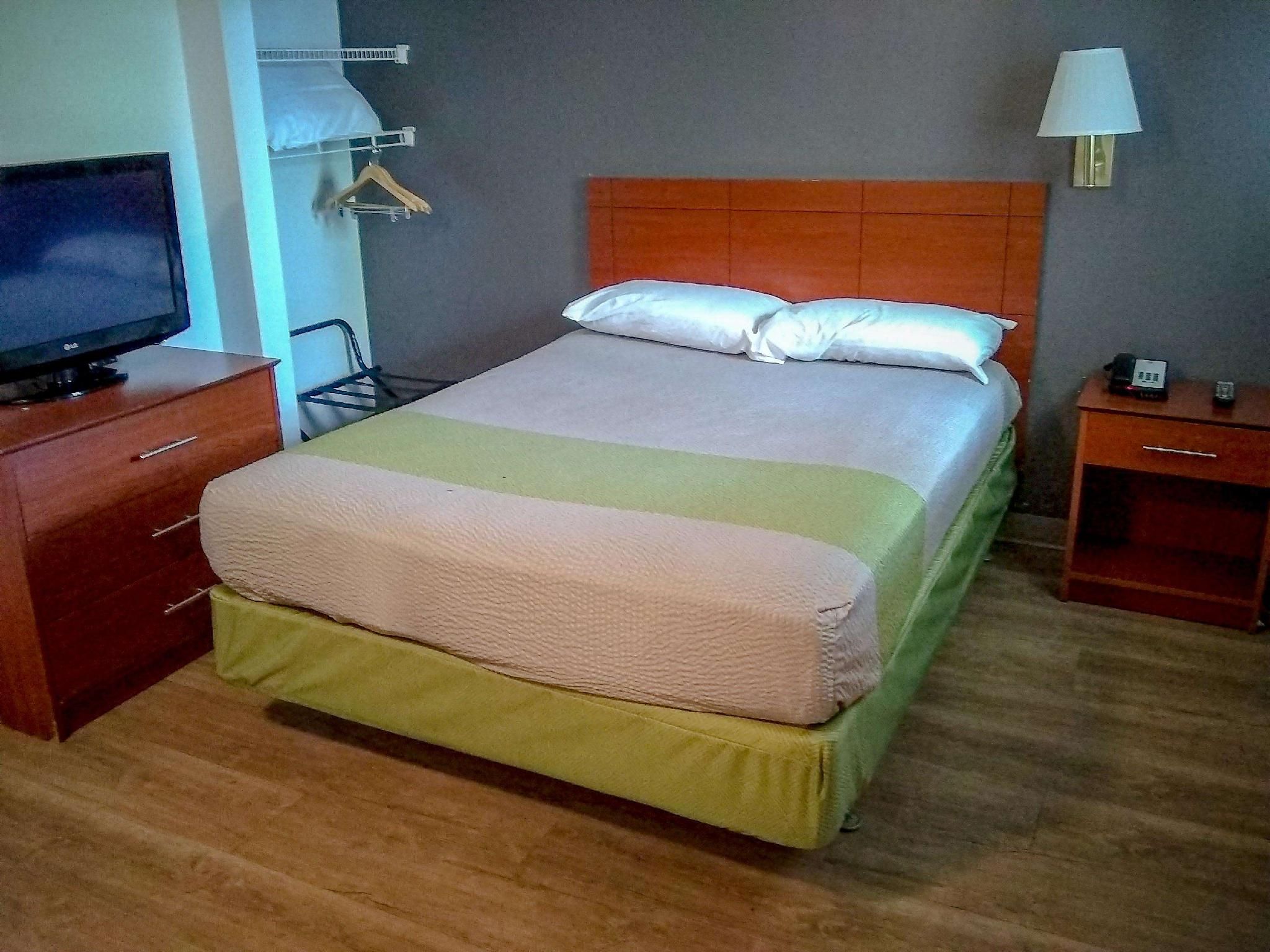 1 Queen Bed | ADA/RI Shower/Smoking/Kitchen